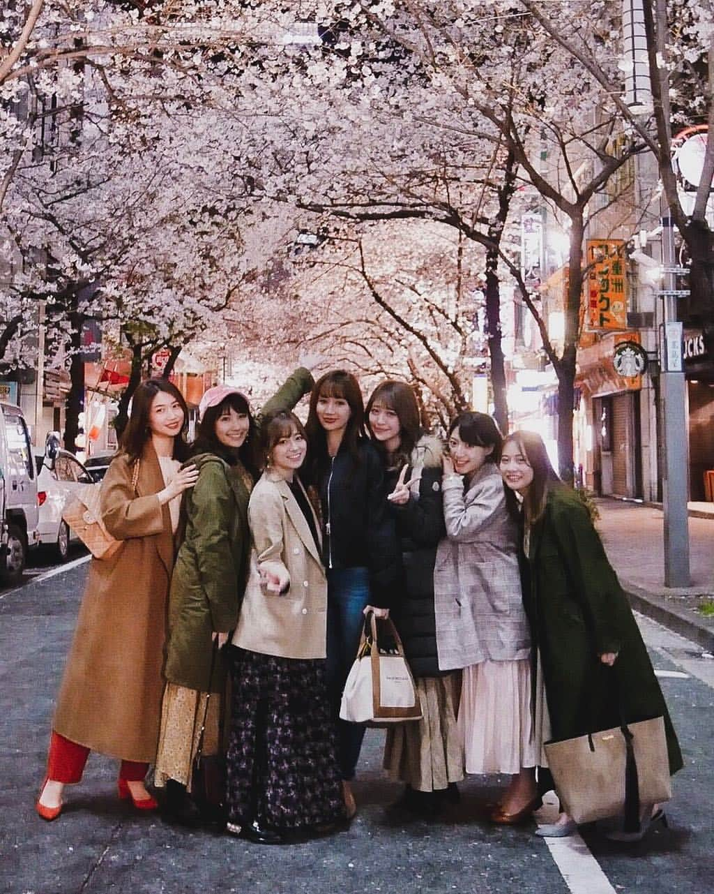 青木育日さんのインスタグラム写真 - (青木育日Instagram)「外の桜並木でも📸﻿ いつも楽しい時間はあっという間で﻿ お店出た後も立ち話して帰りがち🙌🏻笑﻿ ﻿ 明日は今日よりあたたかくなるみたいですね！﻿ 春服も楽しみつつ、﻿ 長時間のお出かけは防寒もお忘れなくっ🤧🌸﻿ ﻿ #夜桜 #日本橋 #東京 #さくら通り #桜並木 #満開 #お花見 #sakura #cherryblossom #tokyo」3月30日 21時08分 - ikuhiaoki