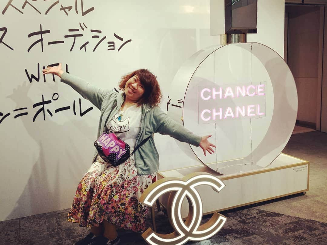 八つ橋てまりさんのインスタグラム写真 - (八つ橋てまりInstagram)「#chanel のイベントに行ってきたよ✨ . #chance #event  #lumine #0 にて3月30日～４月７日までやってます♡  今回は、CHANELの世界観を描いたイベントになってる😄 入り口では、このイベントの為だけにつくられたポストガードがもらえて、帰り際にはchanceのミニボトルもプレゼント✨  また、前回のイベントに行って、ライン登録してゲームに参加した人は、LINEにチケット引換券がきてるから、それを見せると、chanceのミニボトル4種類が入ってるやつをプレゼントしてくれるよ😄  これ、ゲームで当たらないともらえないやつだったのに、本当サプライズ過ぎる🎵  もっと、写真とかのせたいけど初日だから、小出しにしてくね😆  こんな素敵なイベントないと思う‼️デートにもオススメだよ😄✨ #スペシャルフレグランスイベント #chanelchance #世界観 #チャンスオータンドゥル #スペシャルダンスオーディション #ジャン=ポールグード #作品展 #ニュウマン新宿 #5f #takeyourchance #フレグランス #八つ橋てまり #chanelのモデルになる」3月30日 21時08分 - temari.odebu