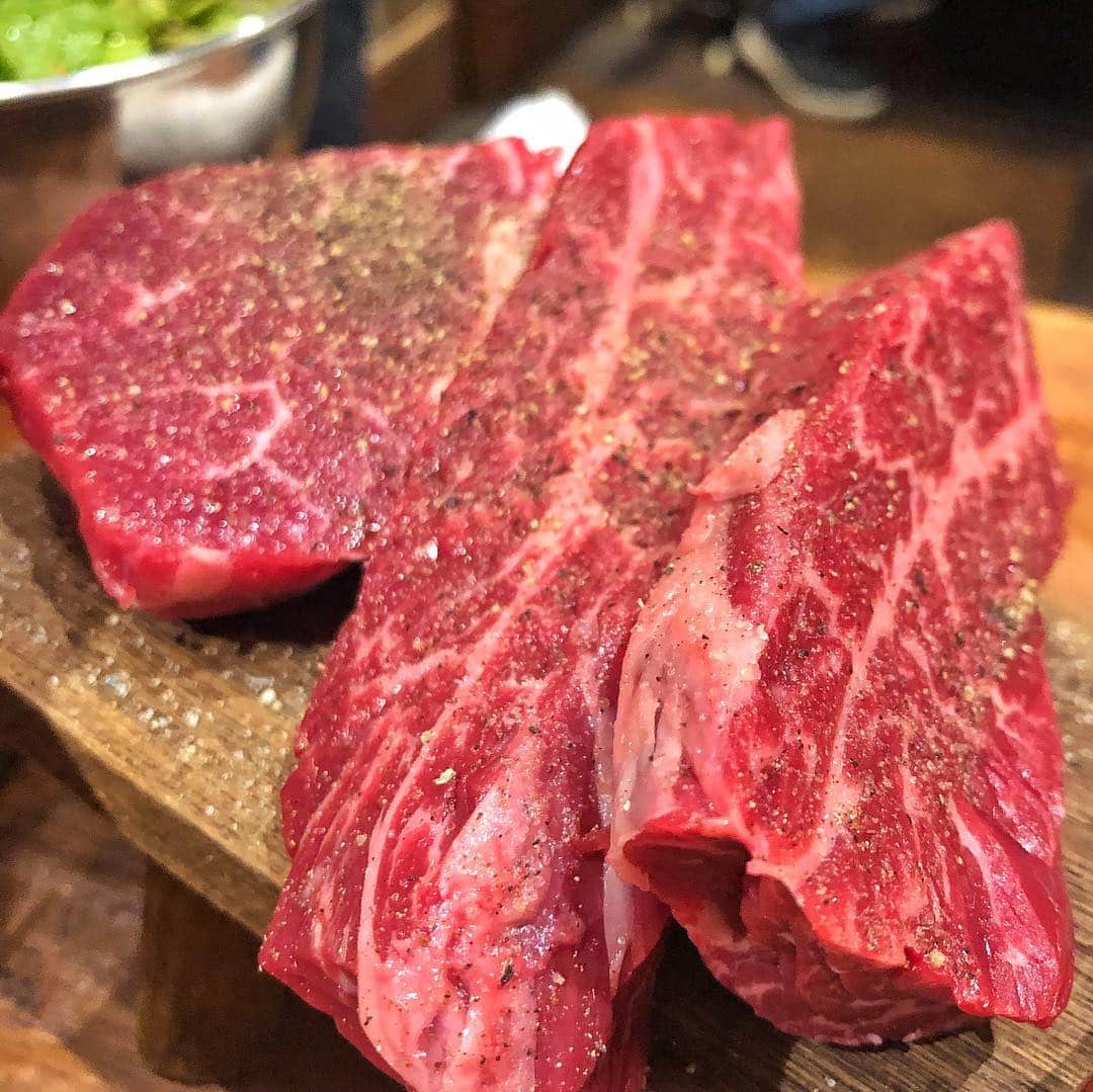 小鳥遊しほさんのインスタグラム写真 - (小鳥遊しほInstagram)「愛してるよ、お肉。 . 「焼肉 ここから」さんの厚切りタン、最近のお気に入りです。塊のまま焼いてカットして軽く炙るパターン。 . #焼肉 #肉 #焼肉ここから #渋谷」3月30日 21時09分 - shihotakanashi