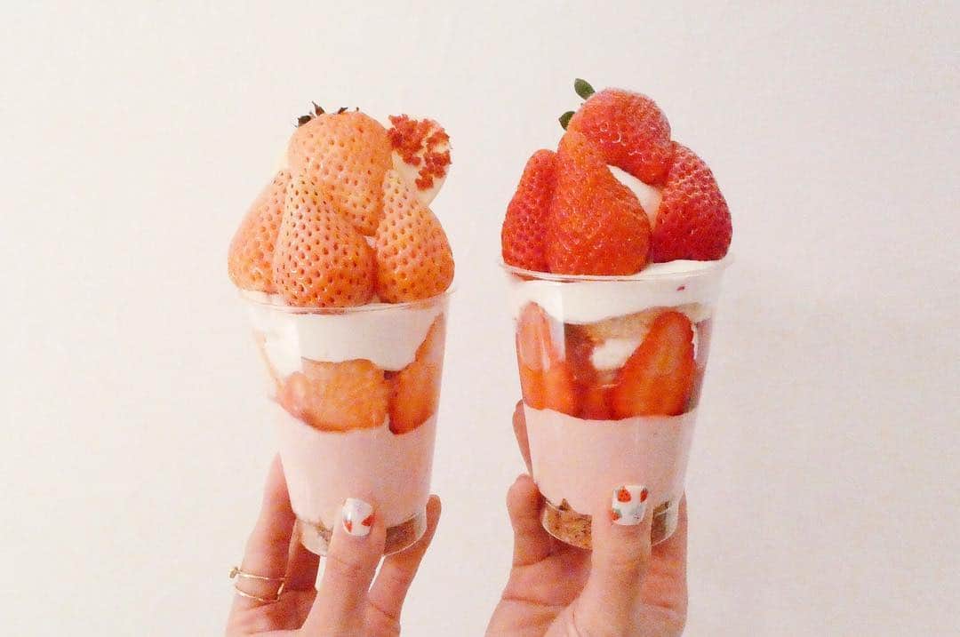 Risako Yamamotoさんのインスタグラム写真 - (Risako YamamotoInstagram)「食べ比べ🍓🍓🥰🍓🍓 ・ 名前を覚えれないお店😝💕 #いちごパフェ #白いちごパフェ #江戸堀 #strawberry」3月30日 21時10分 - risako_yamamoto