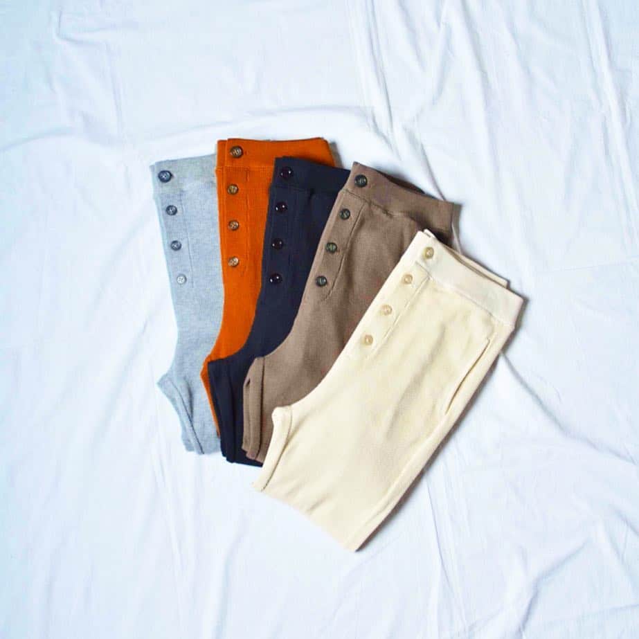 のインスタグラム：「. JOHNBULL leggings lot.ZP105 / ¥6,800+tax  サーマル素材のミリタリーテイストレギンス。着ぶくれしないすっきりしたシルエットでレイヤードスタイルも安心。  フロントにミリタリーボタンをあしらい、股上も深めに作っているのでゆとりがあり、レギンスパンツとしても活躍します。  カラーは豊富な5色展開。  #johnbull #johnbullprivatelabo #leggings #onepiece #layeredstyle #military #newarrival #preorder #springfashion #coordinate #fashion  #ジョンブル #ジョンブルプライベートラボ #ファッション #スナップ #レギンス #レイヤードスタイル #レギンスパンツ#ミリタリー #定番アイテム #着回し力 #コーディネート #カジュアルコーデ #大人カジュアル #2019ss」