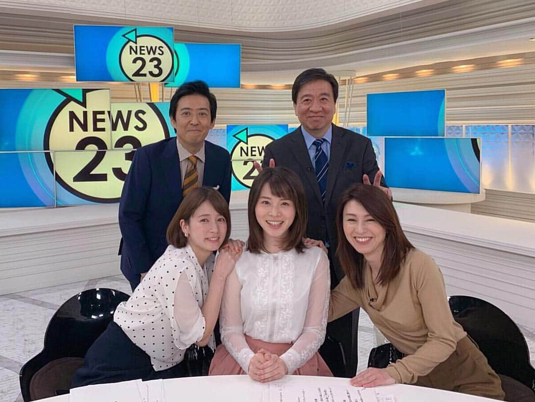 宇内梨沙さんのインスタグラム写真 - (宇内梨沙Instagram)「＊ 皆川さんが NEWS23を卒業しました。  23がリニューアルしてから3年間 毎日、ずっと一緒に走ってきました。  就任当時 私は入社2年目で、皆川さんは3年目  皆川さんはあの頃から本当に安定感が凄まじく 1年違いとは思えない存在でした。  皆川さんのアナウンサー としてのスーパーマンっぷり  きっと視聴者の方も 皆川さんの姿を放送で見ていて十分に 感じていたと思いますが  スーパーアナウンサー駒田さんも 背中を預けられるアナウンサーは 皆川だと話していたんですよ。  でも一つ冗談をいえば 満面の笑みで笑ってくれて そんなところに幼さもあって 可愛い皆川さん。 いつも笑わせたくなりました。  私にとってNEWS23はお家のような環境で そこから家族が一人離れてしまうような感覚です。  でも皆川さんはもっと広く活躍出来る方だから 次の舞台での活動を楽しみにしています。  皆川ファンの皆さま 次は朝4時からの情報番組 「はやドキ！」を皆川アナと山本匠晃アナが メインとなってお届けします。要チェックや✅  皆川さん 今まで本当にありがとうございました✨」3月30日 21時15分 - risaunai