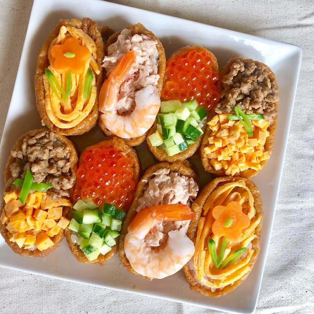 清水麻璃亜のインスタグラム：「#シミズキッチン いなり寿司 🍣 * ひなまつりの時に作りました🌼 いなり寿司〜！ 可愛くなるようにしてみたけど、どうだろう( °_° ) 食べるのもったいないと思ったけど、 美味しくて普通に食べました🥺笑 #いなり寿司 #おいなりさん #クッキングラム #デリスタグラマー」