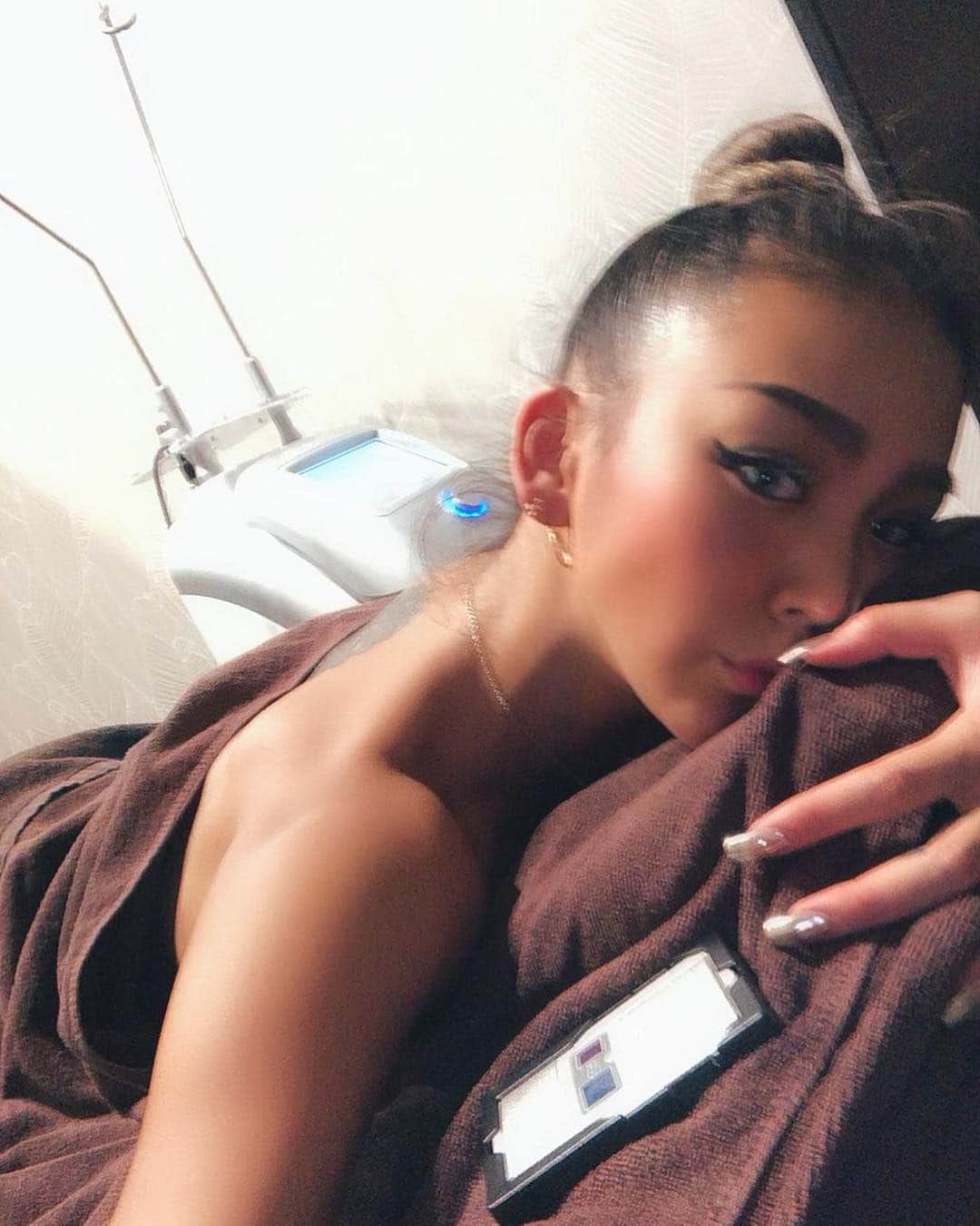 のインスタグラム：「▶︎ ストーリーにDM殺到したから 投稿もしとくね💛swipeしてね 遺伝子検査🧬したおかげで 何を食べたら太るのか痩せるのか 自分に合ったダイエット方法や食事など 自分の体質が知れて近道になったよ☝🏾 私の場合糖質は分解しやすくて 脂質は分解しづらい"リス"タイプ🐿 下半身に脂肪が付きやすく太りやすい体質 たんぱく質の吸収も苦手で まさかの筋肉が付きにくい体質でした💔 もっと早く知りたかった👉🏾👈🏾 スレンダ銀座では最速60分で 検査結果が分かるから待ってる間に エステや整体も受けれるの 今回はお尻🍑にEMSしてもらいながら 太ももはハイフで流してもらったよ🦵🏾 これからは効率的にダイエット出来るから ほんとに行ってよかった💛 @slendaginza_official #slendaginza #slenda #ginza  #bodymake #diet #esthesalon  #スレンダ銀座 #遺伝子検査 #kogenatsu #焦げNATSU #こげなつ」
