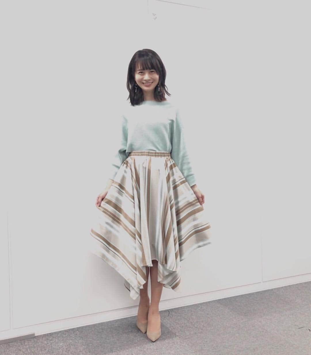 高見侑里さんのインスタグラム写真 - (高見侑里Instagram)「◡̈♥︎ 今日のBS11の衣装です👗 トップス＆スカート…#ROPEPICNIC ピアス…#GOLDY パンプス…#DIANA * 今夜はドバイに明日は大阪杯、盛りだくさんですね✧」3月30日 21時17分 - yuri_takami_official