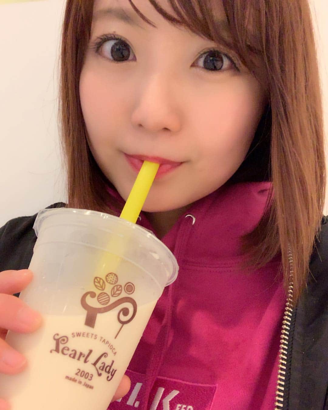 のインスタグラム：「どうしてもタピオカが飲みたくて買ったジャスミンミルクティータピオカがとっても美味しくて雨に濡れたことは忘れました👼🏻💕💕💕 #Perllady #パールレディ #タピオカ #タピオカミルクティー #ジャスミンミルクティー #tapioca #sweetsdrink #sweets #スイーツ女子 #アラサー女子 #milkfed #photooftheday #JAPAN #japanesesweets #japanesedrink #japanesegirl #avex #avexmanagement #instagood #followme #極度の甘党 #ricashima #嶋梨夏」