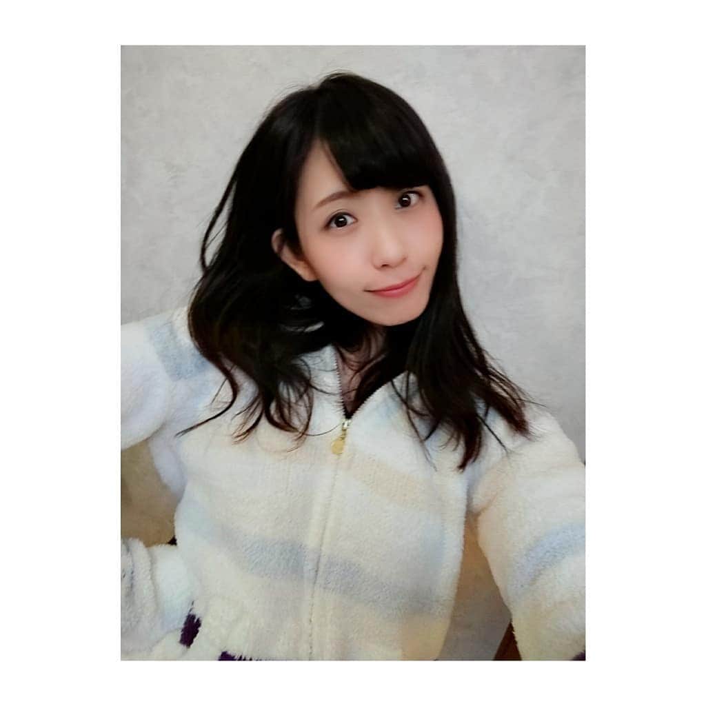 結月彩未さんのインスタグラム写真 - (結月彩未Instagram)「.. 今年の冬は家にいるときは ほぼジェラピケでした♀  家から出ない限りメイクしないから 部屋着の写メって珍しいし撮った♭ といっても法事用の超ナチュラル メイクなので顔色よくしただけ←  せっかくジェラピケという 可愛い部屋着なのであざとい 感じに撮ってみた(笑)  いまだにジェラピケのショーパンを 冬にはく意味が分からないけど これはロングタイプなので 暖かくて超ヘビロテアイテム  今冬もらったのにヘビロテしすぎて すでにちょっとよれてきた(笑)  ぬくぬくで気持ちもほくほくです＊  #部屋着 #ジェラートピケ #ジェラピケ#gelatopique #もこもこ #可愛い #あったか #冬の必需品 #愛用 #あざとい #あざといポーズ #萌え袖 #いいねください」3月30日 21時20分 - yun.yuzukiami
