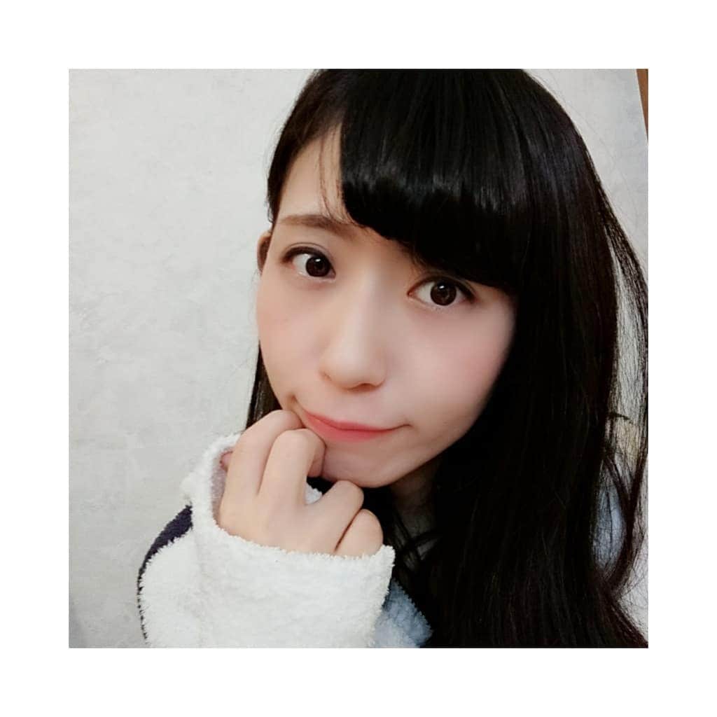 結月彩未さんのインスタグラム写真 - (結月彩未Instagram)「.. 今年の冬は家にいるときは ほぼジェラピケでした♀  家から出ない限りメイクしないから 部屋着の写メって珍しいし撮った♭ といっても法事用の超ナチュラル メイクなので顔色よくしただけ←  せっかくジェラピケという 可愛い部屋着なのであざとい 感じに撮ってみた(笑)  いまだにジェラピケのショーパンを 冬にはく意味が分からないけど これはロングタイプなので 暖かくて超ヘビロテアイテム  今冬もらったのにヘビロテしすぎて すでにちょっとよれてきた(笑)  ぬくぬくで気持ちもほくほくです＊  #部屋着 #ジェラートピケ #ジェラピケ#gelatopique #もこもこ #可愛い #あったか #冬の必需品 #愛用 #あざとい #あざといポーズ #萌え袖 #いいねください」3月30日 21時20分 - yun.yuzukiami