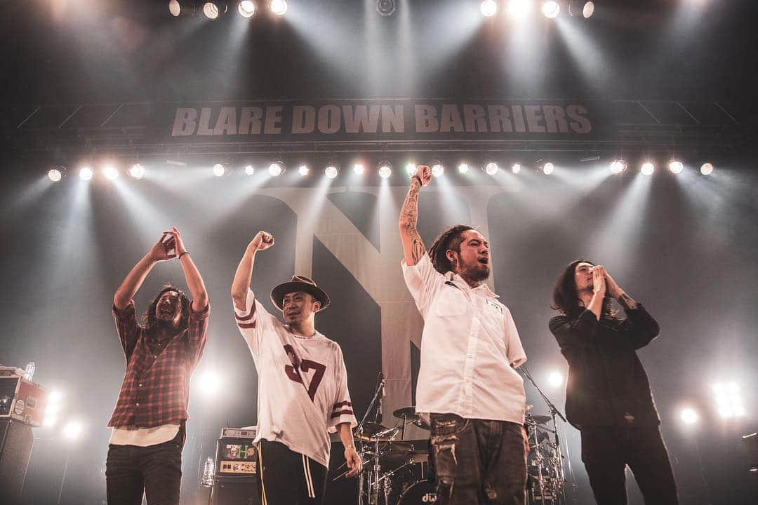 The BONEZさんのインスタグラム写真 - (The BONEZInstagram)「BLARE DOWN BARRIERS coldrainとcrossfaithとという 沖縄againなメンツ！ そりゃ楽しいよね 次はオレ達のワンマンで 6/22この会場に帰ってきます！ photo by @nekoze_photo  photo by @yamada_mphoto」3月30日 21時30分 - the____bonez