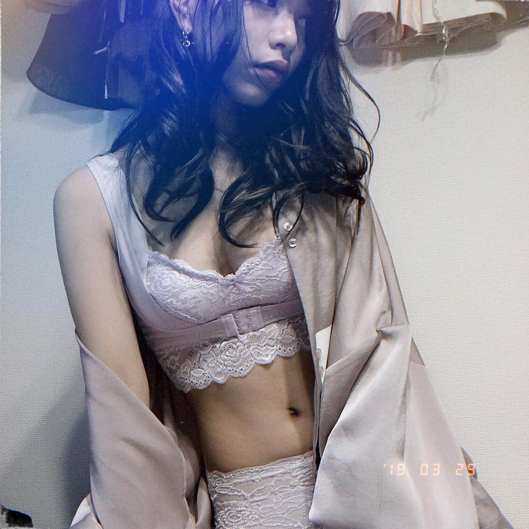 のインスタグラム：「#day . ふんわりルームブラ好きすぎてラベンダーゲットした～ꐕ ꐕ ꐕ ルームブラとショーツのセットやで 🙆‍♀️ ほんとこれ最強 ◎ . 見た目もこれだけ可愛くて、補正されるのに楽だし、しっかり盛ってくれるから見えない部分だけど気持ちも高まるし、女子力上がるのよ 👏🏿 何色でも欲しくなる。 . #ルームブラ #ふんわりルームブラ #キュッとふんわりショーツ #roombra #アンジェリール #PR#下着 #ランジェリー #盛れる #育乳 #補正ブラ#下着姿 #angellir #ポコチャ #pococha #ポコチャ配信者 . #今日は #サービスショット 連発 🐶」