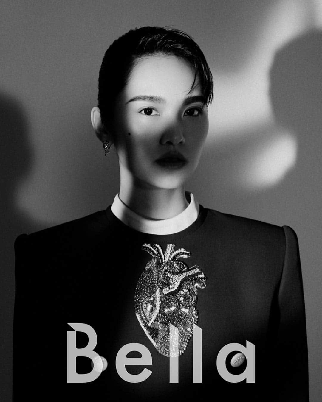 レイニー・ヤンさんのインスタグラム写真 - (レイニー・ヤンInstagram)「封面已經洗版了 內頁實在不敢再洗😥 要思考哪個放第一張 是個難題耶 因為每張我都超愛😭反正不管選誰 你們都會點進去看 對吧😝 #Bella儂儂 2019四月號封面人物 出品 @bellataiwan  監製＆造型│Toby 彩妝│ @carlin_chen  髮型│ @zoomhair -Rick  攝影│ @choumophoto  攝影助理│郭桓中 撰文│ Eli Yeh」3月30日 21時24分 - rainie77