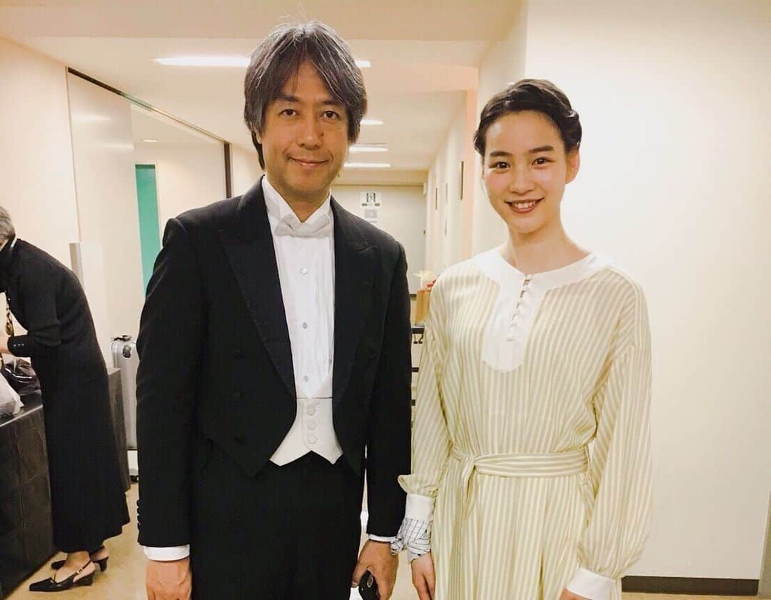 のん（能年玲奈）さんのインスタグラム写真 - (のん（能年玲奈）Instagram)「本日は、東北ユースオーケストラ演奏会 盛岡公演に朗読で参加しました。 Still lifeの演奏、坂本龍一さんのピアノと一緒に詩を読みました。今年も、吉永さんと坂本さんが選んで構成された詩です。はあ〜〜☺️ 会場の空間の中まどろんで、みんなで集中力を分けっこしたみたいな、不思議な嬉しさでした。 東北ユースの皆さんの中に混じってお写真撮れたのも嬉しい。皆さんパワフルなのです！ 明日は、東京公演で吉永小百合さんが朗読されます。ワクワクしますね！😍 #東北ユースオーケストラ #TYO @skmtgram @tohokuyouth #渡辺真理 さん #栁澤寿男 さん」3月30日 21時24分 - non_kamo_ne