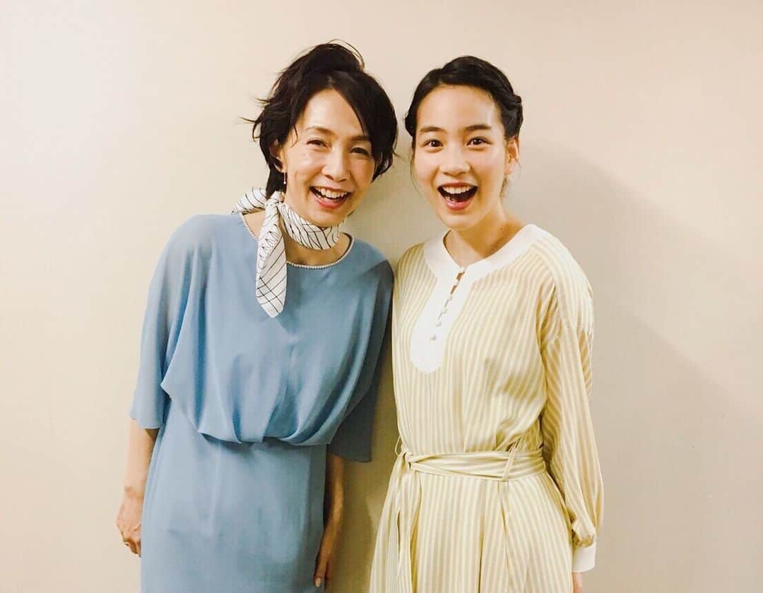 のん（能年玲奈）さんのインスタグラム写真 - (のん（能年玲奈）Instagram)「本日は、東北ユースオーケストラ演奏会 盛岡公演に朗読で参加しました。 Still lifeの演奏、坂本龍一さんのピアノと一緒に詩を読みました。今年も、吉永さんと坂本さんが選んで構成された詩です。はあ〜〜☺️ 会場の空間の中まどろんで、みんなで集中力を分けっこしたみたいな、不思議な嬉しさでした。 東北ユースの皆さんの中に混じってお写真撮れたのも嬉しい。皆さんパワフルなのです！ 明日は、東京公演で吉永小百合さんが朗読されます。ワクワクしますね！😍 #東北ユースオーケストラ #TYO @skmtgram @tohokuyouth #渡辺真理 さん #栁澤寿男 さん」3月30日 21時24分 - non_kamo_ne