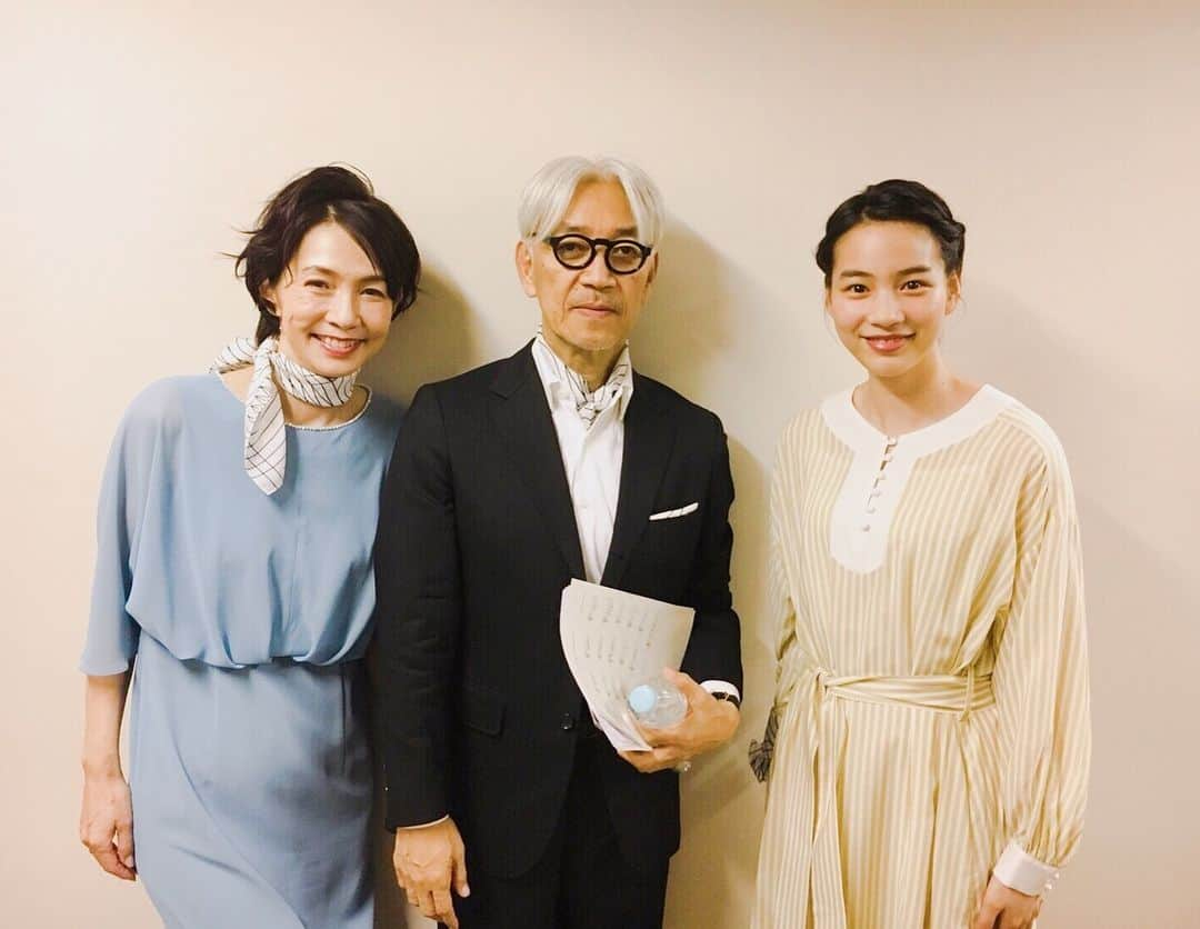 のん（能年玲奈）さんのインスタグラム写真 - (のん（能年玲奈）Instagram)「本日は、東北ユースオーケストラ演奏会 盛岡公演に朗読で参加しました。 Still lifeの演奏、坂本龍一さんのピアノと一緒に詩を読みました。今年も、吉永さんと坂本さんが選んで構成された詩です。はあ〜〜☺️ 会場の空間の中まどろんで、みんなで集中力を分けっこしたみたいな、不思議な嬉しさでした。 東北ユースの皆さんの中に混じってお写真撮れたのも嬉しい。皆さんパワフルなのです！ 明日は、東京公演で吉永小百合さんが朗読されます。ワクワクしますね！😍 #東北ユースオーケストラ #TYO @skmtgram @tohokuyouth #渡辺真理 さん #栁澤寿男 さん」3月30日 21時24分 - non_kamo_ne