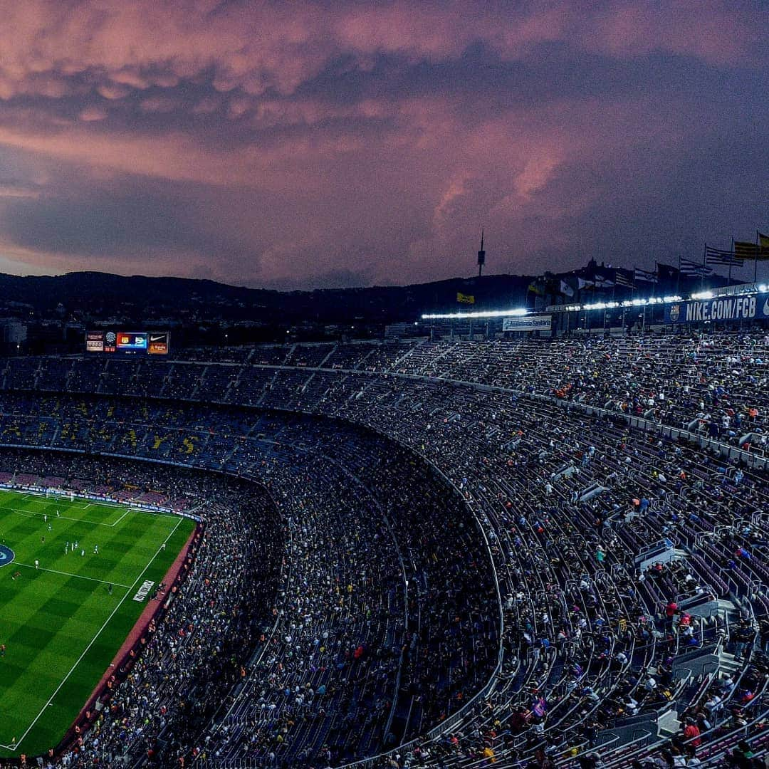 FIFAワールドカップさんのインスタグラム写真 - (FIFAワールドカップInstagram)「🏟 Today @rcdespanyol cross the city to rivals @fcbarcelona for @laliga's oldest derby. Because of that, our #StadiumSaturday comes from one of the most iconic stadiums in world football, Camp Nou.  What's your favourite memory from this cathedral of football? 💭⚽️ #barcelona #campnou #spain #football」3月30日 21時24分 - fifaworldcup