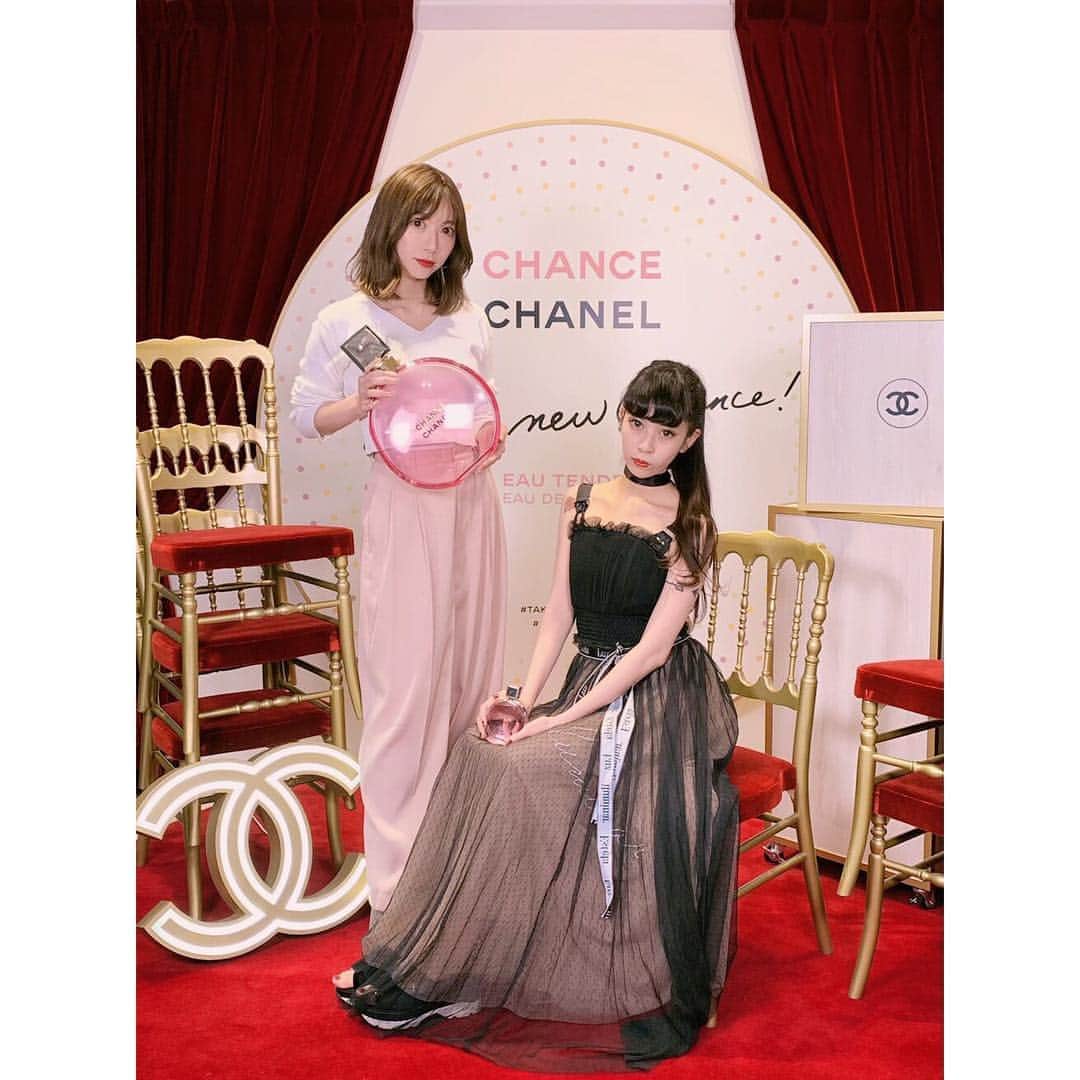 中川ジュリアのインスタグラム：「まいまいと家族写真👩‍👩‍👧 CHANELのダンスをテーマに“CHANCE ”をつかむ女性を映したフィルムとともにグードの作品の一部を楽しめるエキシビションのオープニングパーティーに🍒 #TakeYourChance #チャンスオータンドゥル #CHANEL」