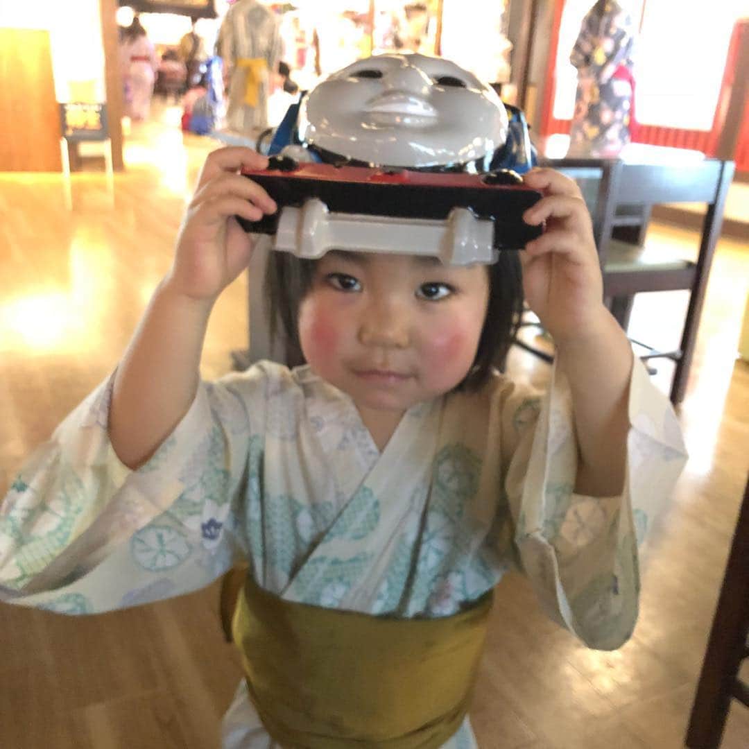 藤田裕樹さんのインスタグラム写真 - (藤田裕樹Instagram)「ちょっと前ですが、大江戸温泉へ家族で行ってきました！  一度、昨年の夏に営業で来させて頂きまして、その時にお客さんがめちゃくちゃ楽しそうにくつろいでたので、絶対に家族で行こうと思ってたので念願の大江戸温泉でした！  案の定、最高のひと時を過ごせました。一日中おれる。いまは下の子が温泉に入れないので嫁さんと交代交代で入りましたが、下の子も入れるようになったらもう最強！  上の子も初めて見るデカイ風呂に大興奮で、踏み出した一歩目でスッテンコロリン転んでました。ベタです。  ごはんのおススメは『カツ丼カレー』です。カツカレーじゃなくて、カツ丼にカレーがかかってます。斬新。  たまに吉本芸人がお笑いライブに出てるときもあるし、その日に当たったら最高ですね！  つぎは朝からずっと行きたいなー！  #鹿映え  #鹿stagram  #温泉鹿  #大江戸温泉物語  #浴衣も選べる  #都会のオアシス  #カツ丼カレー  #縁日もあるよ  #トーマスのお面  #長男が韓国のお姉さん達に大人気やった  #羨ましい  #アイムジャパニーズコメディアン  #と息子と張り合うもボロ負け  #嫁さんは韓国語勉強したいそうでずっと喋ってた  #僕と次男でカバンの見張り  #また来ような  #世界平和」3月30日 21時30分 - fujiboy0730