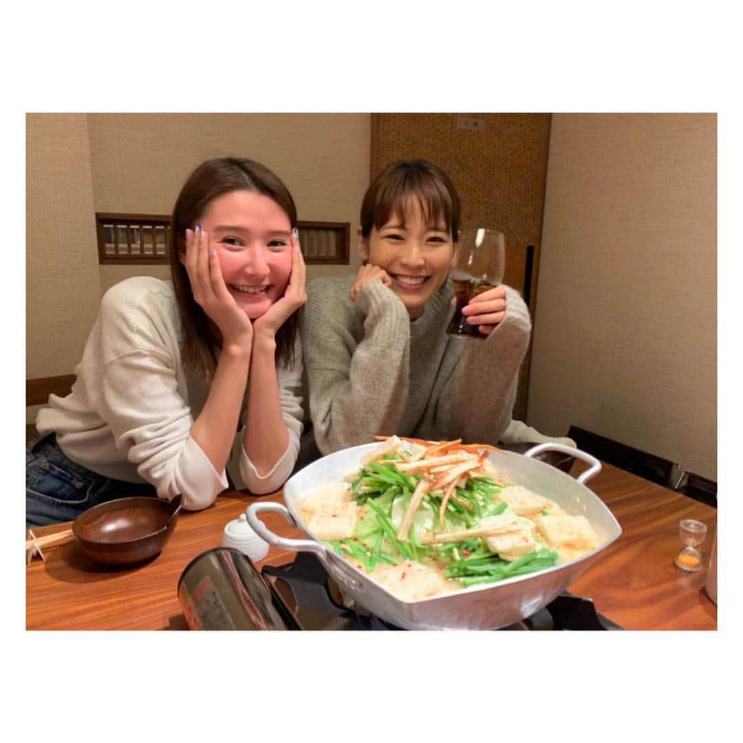 美優さんのインスタグラム写真 - (美優Instagram)「昨日は… タイから一時帰国している明花チャンとヘッドスパに行って👉明花ちゃんがタイで着る用の夏服を買いに行って👉明花ちゃんの大好物のモツ鍋食べに行きました☺️💓 ， 私の顔の赤さは酔っ払いではなく…赤ら顔なだけですよ。笑 そして浮腫んでいるだけ。笑 👆絶対酔っ払ってる？って聞かれるだろうから先にお答えしておきます😂 カルピスしか飲んでませーん🙋‍♀️ 明花ちゃんはコーラ。笑」3月30日 21時32分 - miyu11_20