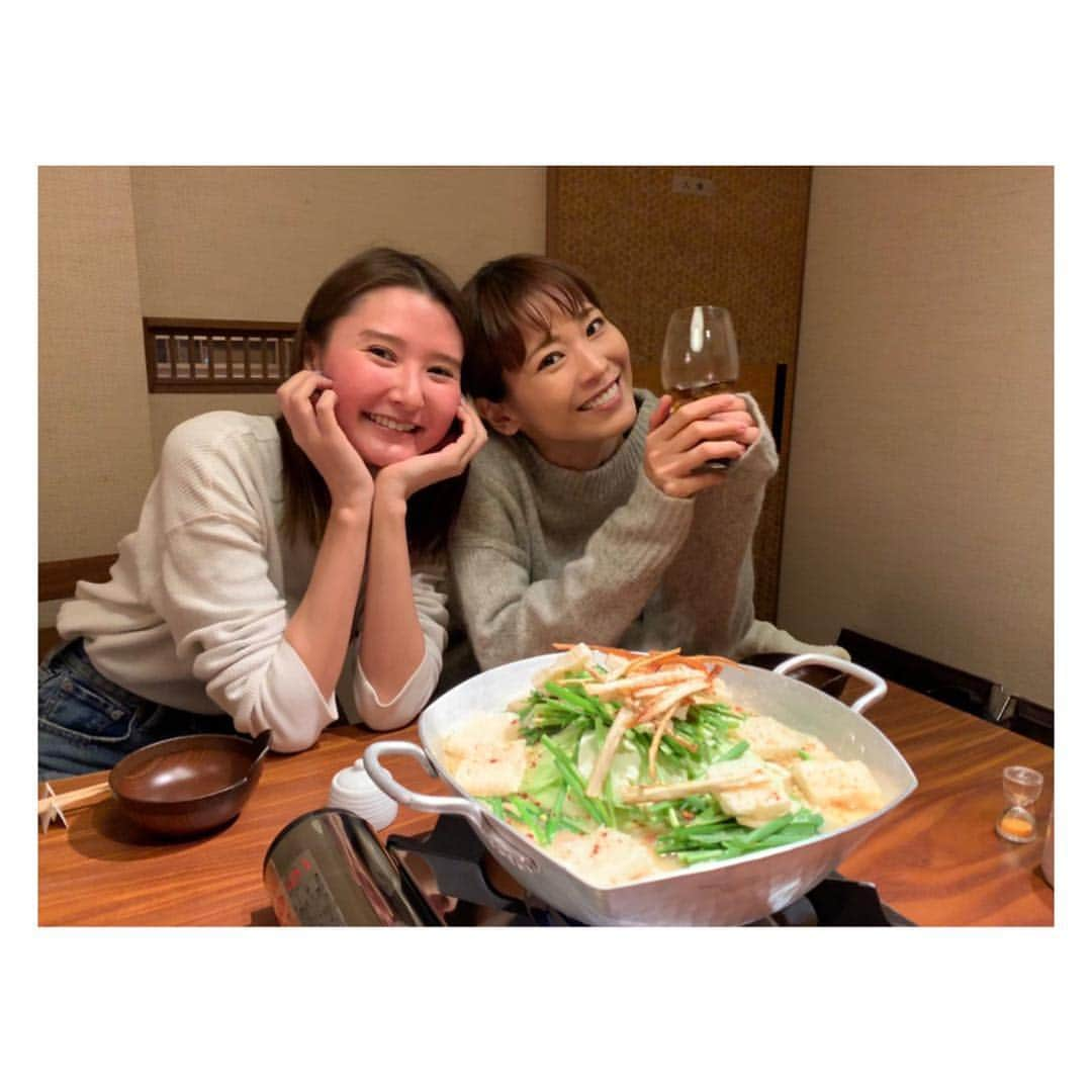 美優さんのインスタグラム写真 - (美優Instagram)「昨日は… タイから一時帰国している明花チャンとヘッドスパに行って👉明花ちゃんがタイで着る用の夏服を買いに行って👉明花ちゃんの大好物のモツ鍋食べに行きました☺️💓 ， 私の顔の赤さは酔っ払いではなく…赤ら顔なだけですよ。笑 そして浮腫んでいるだけ。笑 👆絶対酔っ払ってる？って聞かれるだろうから先にお答えしておきます😂 カルピスしか飲んでませーん🙋‍♀️ 明花ちゃんはコーラ。笑」3月30日 21時32分 - miyu11_20