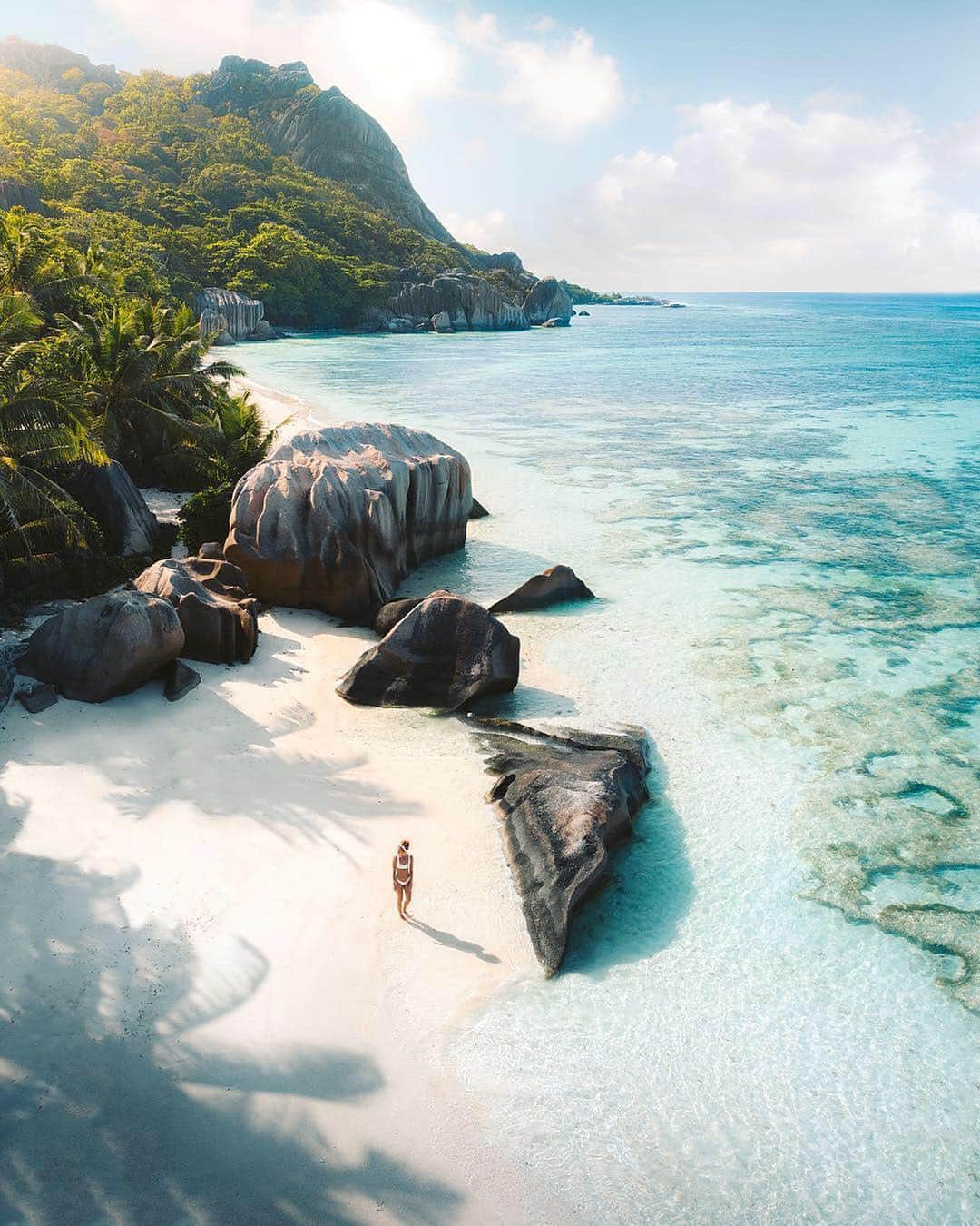 BEAUTIFUL DESTINATIONSさんのインスタグラム写真 - (BEAUTIFUL DESTINATIONSInstagram)「In an archipelago of 115 islands, it's not easy to pick a favorite spot in the Seychelles — but La Digue is an excellent place to start. With its unique rock formations and insanely blue seas, just try not to be mesmerized — we dare you.😉Where’s the bluest water you’ve ever seen? (📷: @emmett_sparling 📍: Seychelles)」3月30日 21時34分 - beautifuldestinations