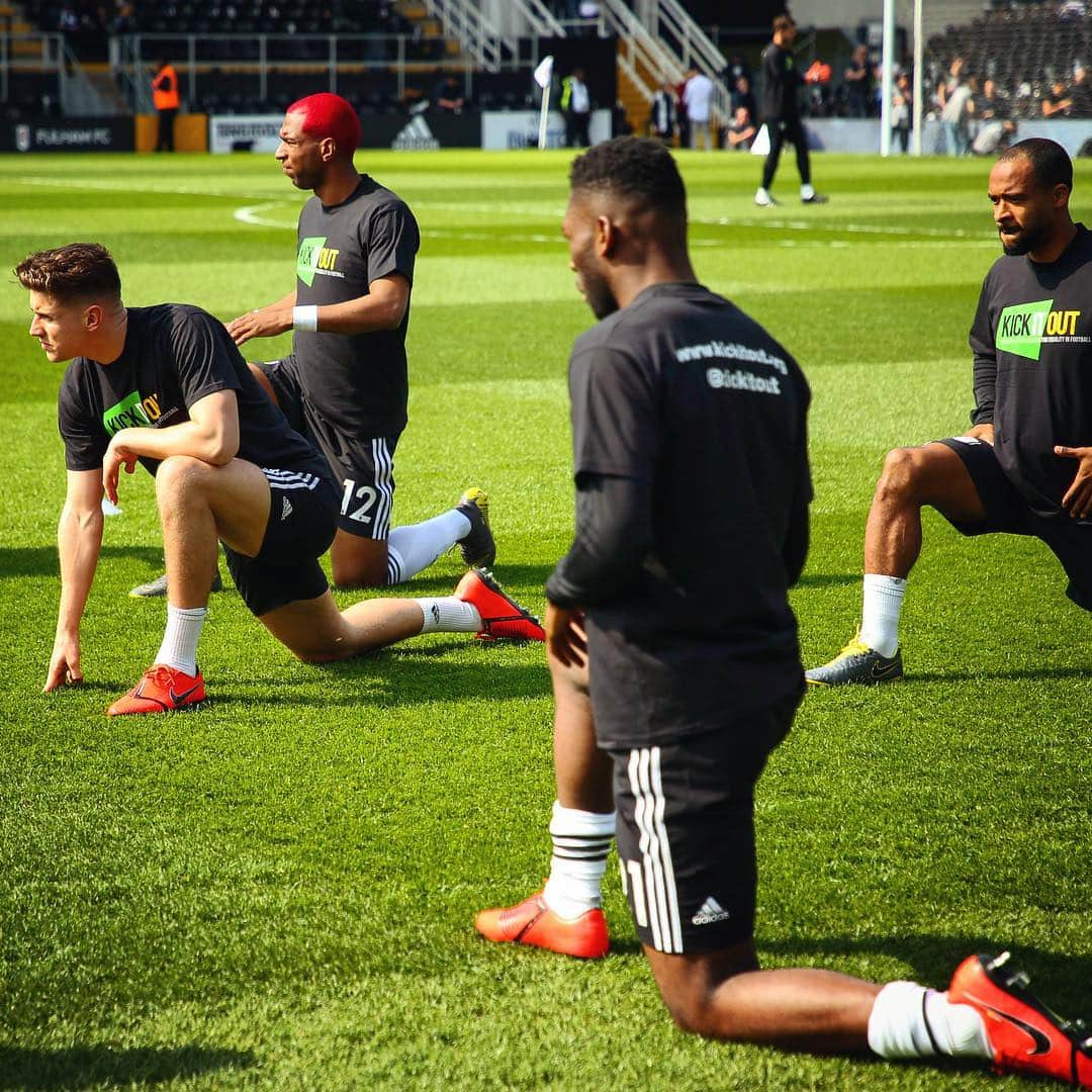 フラムFCさんのインスタグラム写真 - (フラムFCInstagram)「Warming-up with a cause 👊  #KickItOut25 #COYW #FULMCI」3月30日 21時38分 - fulhamfc