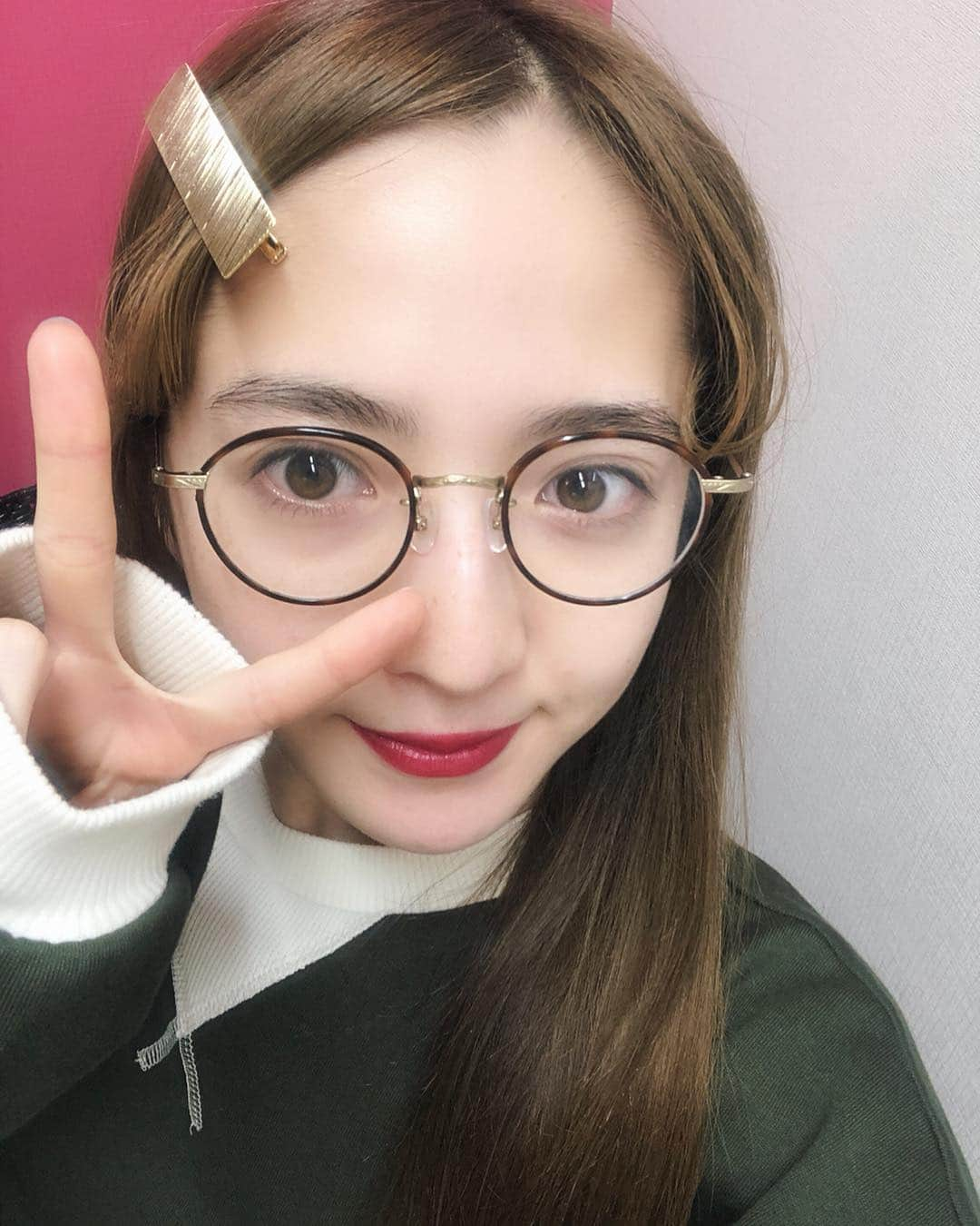 平木愛美さんのインスタグラム写真 - (平木愛美Instagram)「インスタに載せるような写真なのか！？という感じですが…ガチ眼鏡でお勉強モード。  ソバカスさん👩🏻‍🦰🌼 . 子供の頃から色素うすめで眩しいの苦手だったり（太陽も夏も海も大好き）、ソバカスずっとある！！ ケアもーっとしたら消えるのかな〜 ちょうど指で隠れてるけどホクロもひとつ。 皮膚が薄くてクマもありがち🧸 . 帰国後日々撮影しておりました〜。 ♡ 本日は中国語勉強day！！！ . #そばかす #クマ」3月30日 21時48分 - manamihiraki