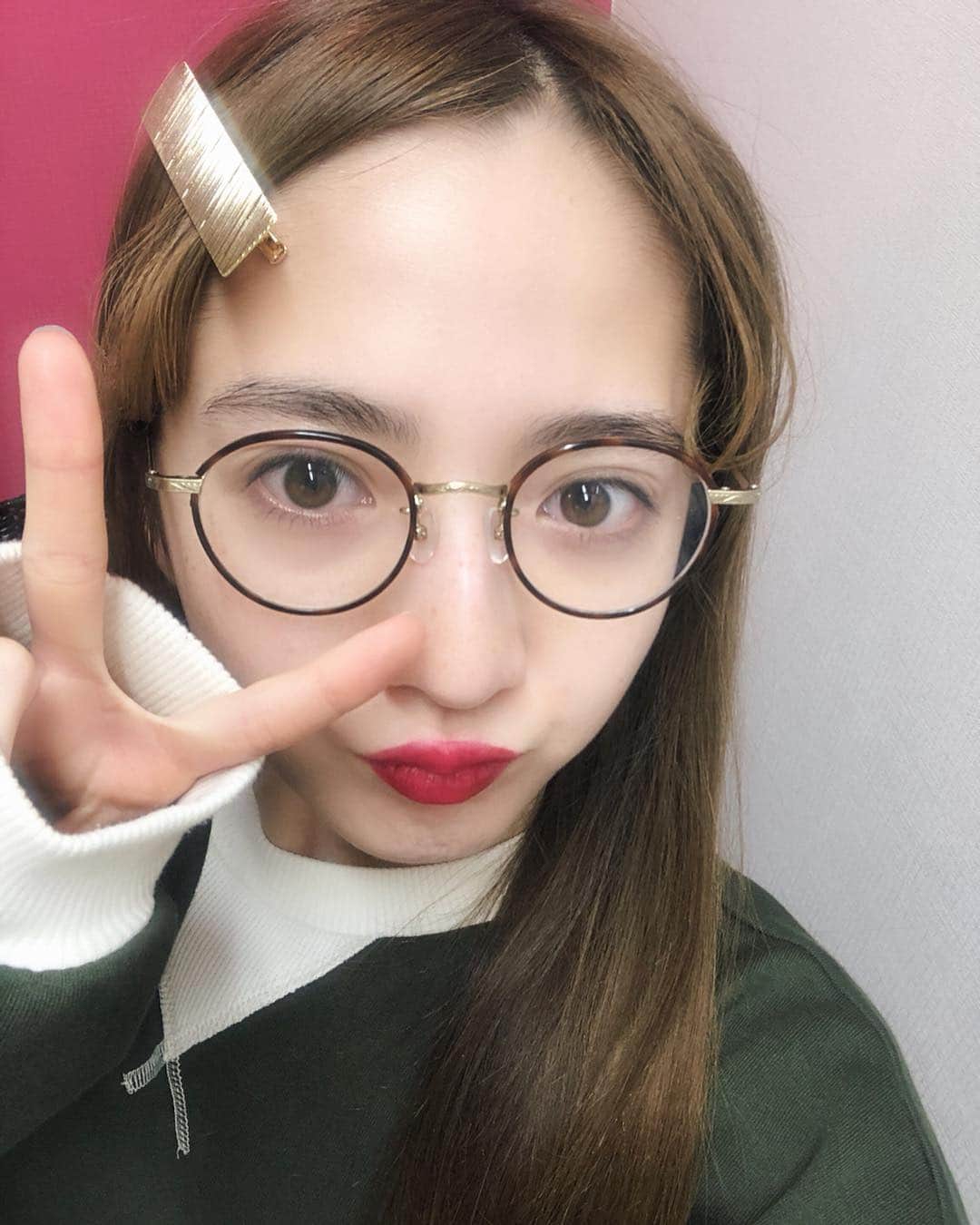 平木愛美のインスタグラム：「インスタに載せるような写真なのか！？という感じですが…ガチ眼鏡でお勉強モード。  ソバカスさん👩🏻‍🦰🌼 . 子供の頃から色素うすめで眩しいの苦手だったり（太陽も夏も海も大好き）、ソバカスずっとある！！ ケアもーっとしたら消えるのかな〜 ちょうど指で隠れてるけどホクロもひとつ。 皮膚が薄くてクマもありがち🧸 . 帰国後日々撮影しておりました〜。 ♡ 本日は中国語勉強day！！！ . #そばかす #クマ」