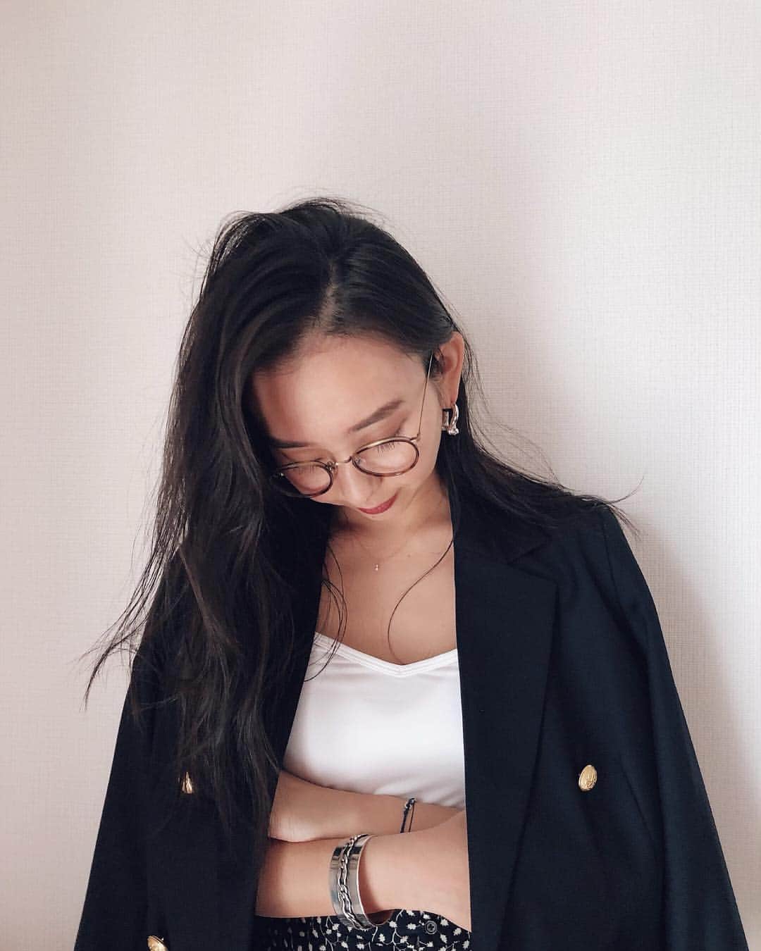 鈴木詩織さんのインスタグラム写真 - (鈴木詩織Instagram)「この前とっても暖かかったので キャミにジャケットにしてみた😎💜 . さらにトレンチコート着たけどね！ . キャミはさらっと心地いいイオンのPEACE FITシリーズのインナーで、 Vネックの開き具合もとっても綺麗でかなり使える🙈 . インナーなのに肌着っぽくなくてよき🙆‍♀️ . . . . #スタイルバー#テーラードジャケット#オリバーピープルズ#ピースフィット#イオン#インナー  #シルキーファクト#極さら#下着#PR#stylebar#oliverpeoples#outfit#ootd#fashion#coordinate」3月30日 21時48分 - shiorin0802suzuki