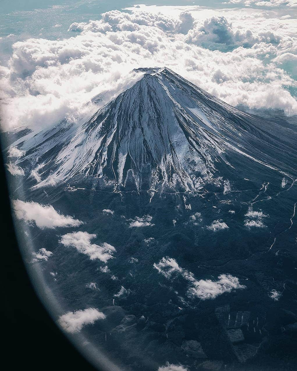 Berlin Tokyoさんのインスタグラム写真 - (Berlin TokyoInstagram)「🗻 Breathtaking vista of Mt. Fuji rising from the sea of clouds. . . . 📍 Mt Fuji, #japan」3月30日 21時41分 - tokio_kid