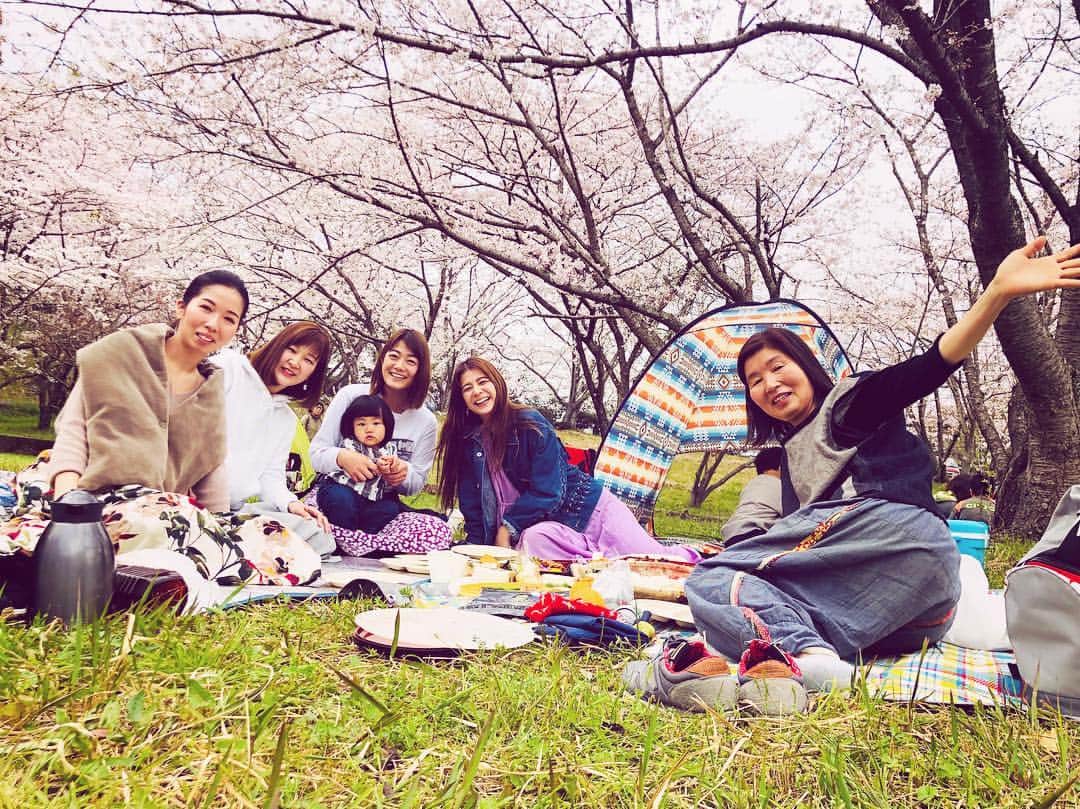 スザンヌさんのインスタグラム写真 - (スザンヌInstagram)「たぶんだけど、﻿ 前世は家族な @kaisuishu の﻿ みんなと﻿ 毎年恒例のお花見🌸🌸🌸﻿ ﻿ 今年も愛情いーっぱいの﻿ 世界一のお弁当🍱とみんなの笑顔と熊本の満開の桜で﻿ 1年を振り返ってみたり、﻿ 目標を発表しあったり、﻿ ただただ幸せで溢れるそんな﻿ なんでもないようで﻿ いちばん大切な時間。﻿ ﻿ お花見って﻿ 自分たちもだけど、﻿ 近くでお花見してるほとんどの人がみんなニコニコ笑顔で楽しそうで﻿ ある意味パワースポットな気がする🍡﻿ ﻿ ﻿ #桜﻿ #お花見」3月30日 21時44分 - suzanneeee1028