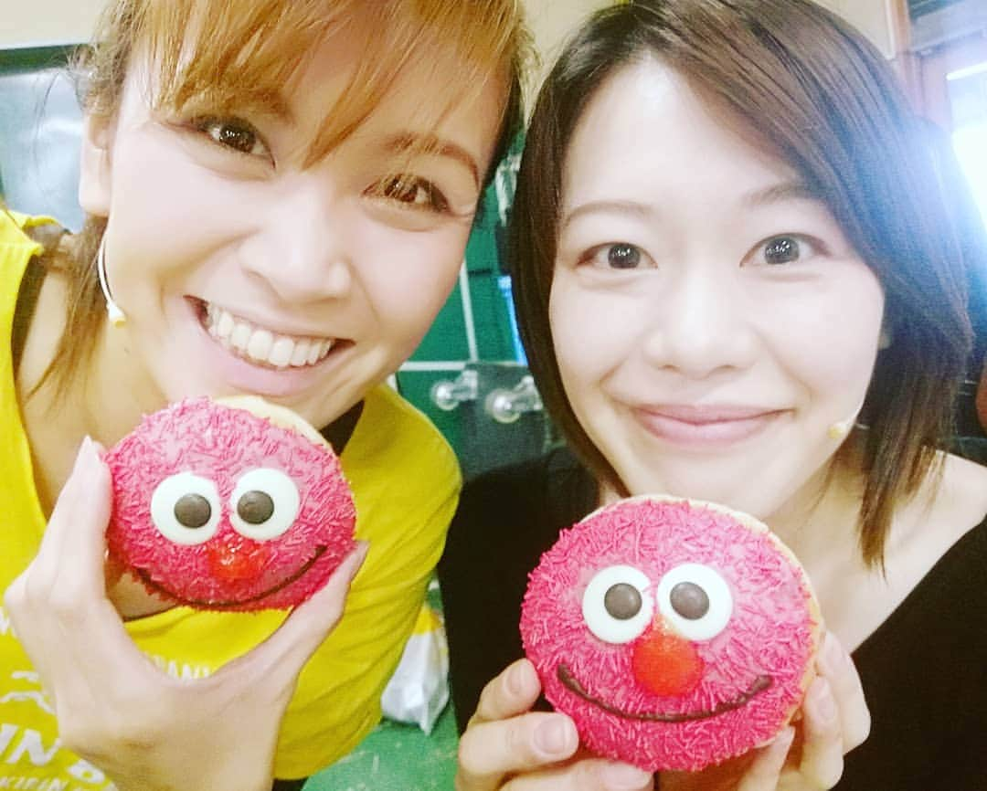 栗山絵美さんのインスタグラム写真 - (栗山絵美Instagram)「毎日ケータリングパーティー🍩💗😂 嬉しい悲鳴✨  SESAME STREETドーナツが可愛いすぎた‼️ トシ(宇月颯ちゃん)と エルモを頂きました💗  エルモの顔真似してるトシが美人過ぎて激写👀📷✨ トシちゃん、 個人的に私の心友に話し方が似ていて、癒されております💗  オケ合わせ、集中力と体力勝負の今週❗🎶💪 明日もがんばろー‼️ #笑う男_toho  #ケータリングパーティー #宇月颯」3月30日 21時46分 - jumboebig