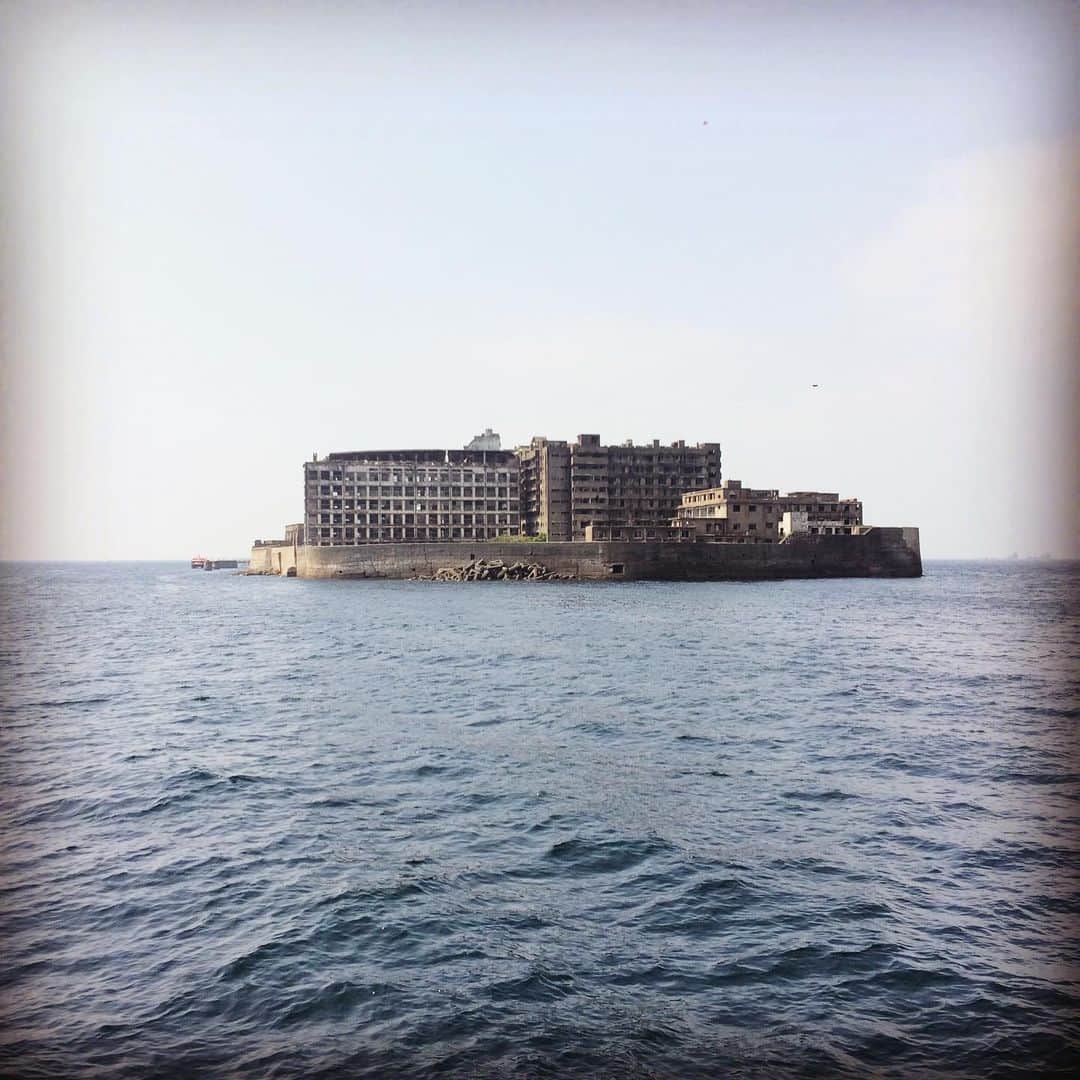 澤田百合亜さんのインスタグラム写真 - (澤田百合亜Instagram)「長崎旅行 軍艦島編 2日目  2日目は軍艦島に。 今回のメインです。 もともと廃墟が大好きで、やっぱり一番最初にハマったきっかけというのが軍艦島でした。 実写版の進撃の巨人の舞台として一部使われていたのも軍艦島でした。 2014年くらいまでは中にも立ち入ることができたそうですが、世界遺産に登録されてからと、塩害などの被害により日々朽ちていく軍艦島はいつのまにか第1〜第3ポイントまでしか行けなくなってしまいました。 早くいくべきだったという後悔もありつつ、まだ足を踏み入れることができることに喜びを感じながら船で一時間揺られ軍艦島に。  島が見えたとき、本当に感動したし、心にくるものがありました。 その昔、もっとも発展していたと言われる軍艦島。フィルムを見ても伝わる近代的すぎるシステムに本当にワクワクしました。 1日目はシーマン商会さんのツアーに参加しました。添乗員さんは最年少だそうで、軍艦島の魅力に取り憑かれて添乗員を始めたとの事でした。 熱心に勉強しているそうで、本当に【語り】が上手かったです。 好きの強さがわかるほど良く軍艦島のことを知っていました。 今年の2月まで軍艦島は去年の台風の影響で上陸出来なかったそうです。 今回上陸できたのも本当に運が良かったです。 遠くから少し見える、進撃の巨人で使ったマンションやテレビや本、写真でよく見かける風景なども遠目から少しだけ観れたので満足でした。本当に本当に心の底から楽しめたし、添乗員のお話を聞いて目頭が熱くなったり。 この島には多くの可能性や未来が詰まった小さな島だったんだなぁと。 軍艦島も愛称で、本当の名前は【端島】が本当の名前です。 昔から調べていたのでそれは知っていたし、島自体が世界遺産じゃないというのも知っていました。でも、まだまだ軍艦島の知らないことをもっと知れた1日だったな。と思いました。 命をかけた階段も、本当に説明聞いてて胸が熱くなりました。 炭鉱での作業は常に死と隣り合わせだから、本当に命がけで日本の産業を支えてくれていたんだなと。とてもカッコいいな。って思いました。  あと数十年しないうちにさらに崩落や倒壊が加速するとのこと。閉山して44年だって、10年前程から上陸解禁になって、またいつ上陸が出来なくなるかわからない。そうなる前に、しっかり形を見ることができて幸せでした。 台風や塩害がやはり一番の劣化の原因になってるそうです。  長崎旅行やどこに行くか悩んでる人には絶対に行って欲しい場所です。  シーマン商会さんの値段は3900円だったかな。安いです。シーマン商会さんの上陸確率は60%くらいだそうです。天気が良かったり、雨でも波が荒れてなければ上陸許可がもらえるそうですので是非行ってみてください。  #長崎 #軍艦島 #世界遺産 #ユネスコ #UNESCO #廃墟 #島 #端島 #進撃の巨人 #炭鉱 #シーマン商会 #古き良き日本 #古き良き時代 #ひとり旅 #長崎観光 #長崎よかスタグラム2019 #女子旅 #女ひとり旅 #japan #japanesegirl #japanese #japantrip #トラベル #travel」3月30日 21時47分 - yuria1991