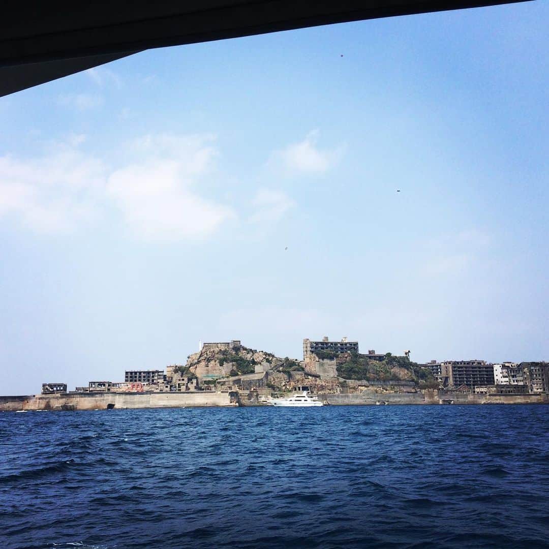 澤田百合亜さんのインスタグラム写真 - (澤田百合亜Instagram)「長崎旅行 軍艦島編 2日目  2日目は軍艦島に。 今回のメインです。 もともと廃墟が大好きで、やっぱり一番最初にハマったきっかけというのが軍艦島でした。 実写版の進撃の巨人の舞台として一部使われていたのも軍艦島でした。 2014年くらいまでは中にも立ち入ることができたそうですが、世界遺産に登録されてからと、塩害などの被害により日々朽ちていく軍艦島はいつのまにか第1〜第3ポイントまでしか行けなくなってしまいました。 早くいくべきだったという後悔もありつつ、まだ足を踏み入れることができることに喜びを感じながら船で一時間揺られ軍艦島に。  島が見えたとき、本当に感動したし、心にくるものがありました。 その昔、もっとも発展していたと言われる軍艦島。フィルムを見ても伝わる近代的すぎるシステムに本当にワクワクしました。 1日目はシーマン商会さんのツアーに参加しました。添乗員さんは最年少だそうで、軍艦島の魅力に取り憑かれて添乗員を始めたとの事でした。 熱心に勉強しているそうで、本当に【語り】が上手かったです。 好きの強さがわかるほど良く軍艦島のことを知っていました。 今年の2月まで軍艦島は去年の台風の影響で上陸出来なかったそうです。 今回上陸できたのも本当に運が良かったです。 遠くから少し見える、進撃の巨人で使ったマンションやテレビや本、写真でよく見かける風景なども遠目から少しだけ観れたので満足でした。本当に本当に心の底から楽しめたし、添乗員のお話を聞いて目頭が熱くなったり。 この島には多くの可能性や未来が詰まった小さな島だったんだなぁと。 軍艦島も愛称で、本当の名前は【端島】が本当の名前です。 昔から調べていたのでそれは知っていたし、島自体が世界遺産じゃないというのも知っていました。でも、まだまだ軍艦島の知らないことをもっと知れた1日だったな。と思いました。 命をかけた階段も、本当に説明聞いてて胸が熱くなりました。 炭鉱での作業は常に死と隣り合わせだから、本当に命がけで日本の産業を支えてくれていたんだなと。とてもカッコいいな。って思いました。  あと数十年しないうちにさらに崩落や倒壊が加速するとのこと。閉山して44年だって、10年前程から上陸解禁になって、またいつ上陸が出来なくなるかわからない。そうなる前に、しっかり形を見ることができて幸せでした。 台風や塩害がやはり一番の劣化の原因になってるそうです。  長崎旅行やどこに行くか悩んでる人には絶対に行って欲しい場所です。  シーマン商会さんの値段は3900円だったかな。安いです。シーマン商会さんの上陸確率は60%くらいだそうです。天気が良かったり、雨でも波が荒れてなければ上陸許可がもらえるそうですので是非行ってみてください。  #長崎 #軍艦島 #世界遺産 #ユネスコ #UNESCO #廃墟 #島 #端島 #進撃の巨人 #炭鉱 #シーマン商会 #古き良き日本 #古き良き時代 #ひとり旅 #長崎観光 #長崎よかスタグラム2019 #女子旅 #女ひとり旅 #japan #japanesegirl #japanese #japantrip #トラベル #travel」3月30日 21時47分 - yuria1991