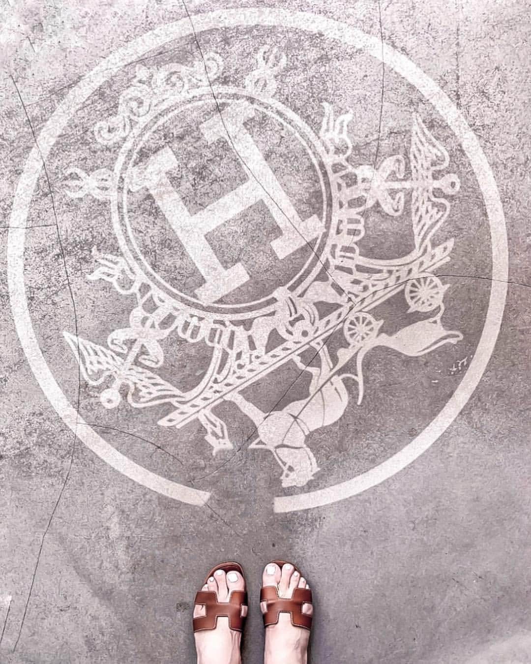 のインスタグラム：「👣 夢の希望ではありませんが 引き寄せました♡ 𓏧𓏧𓏧𓏧𓏧𓏧𓏧𓏧𓏧𓏧𓏧𓏧𓏧𓏧𓏧𓏧𓏧𓏧𓏧𓏧𓏧𓏧𓏧𓏧𓏧𓏧𓏧𓏧𓏧 #travelingfeet#lookyfeets#travelaweson#lifewelltraveled#amazingdestination#happyfeet#ihavethisthingswithfloors#fromwhereyoustand#lookdown#selfeet#amazingfloorsandwanderingfeet#lookdownclub#viewfromthetop#ihavethisthingwithtiles#coffeecupsoftheworld#coffeeshopvibes#coffeecupsofinstagram#floordesign#tilefloor#tileaddict#tile#tilegram#shoesaddict#yukicoinhawaii#waikiki🌴 #genic_hawaii#hermesshoes#オラン#足元くら部#靴擦れ祭り」