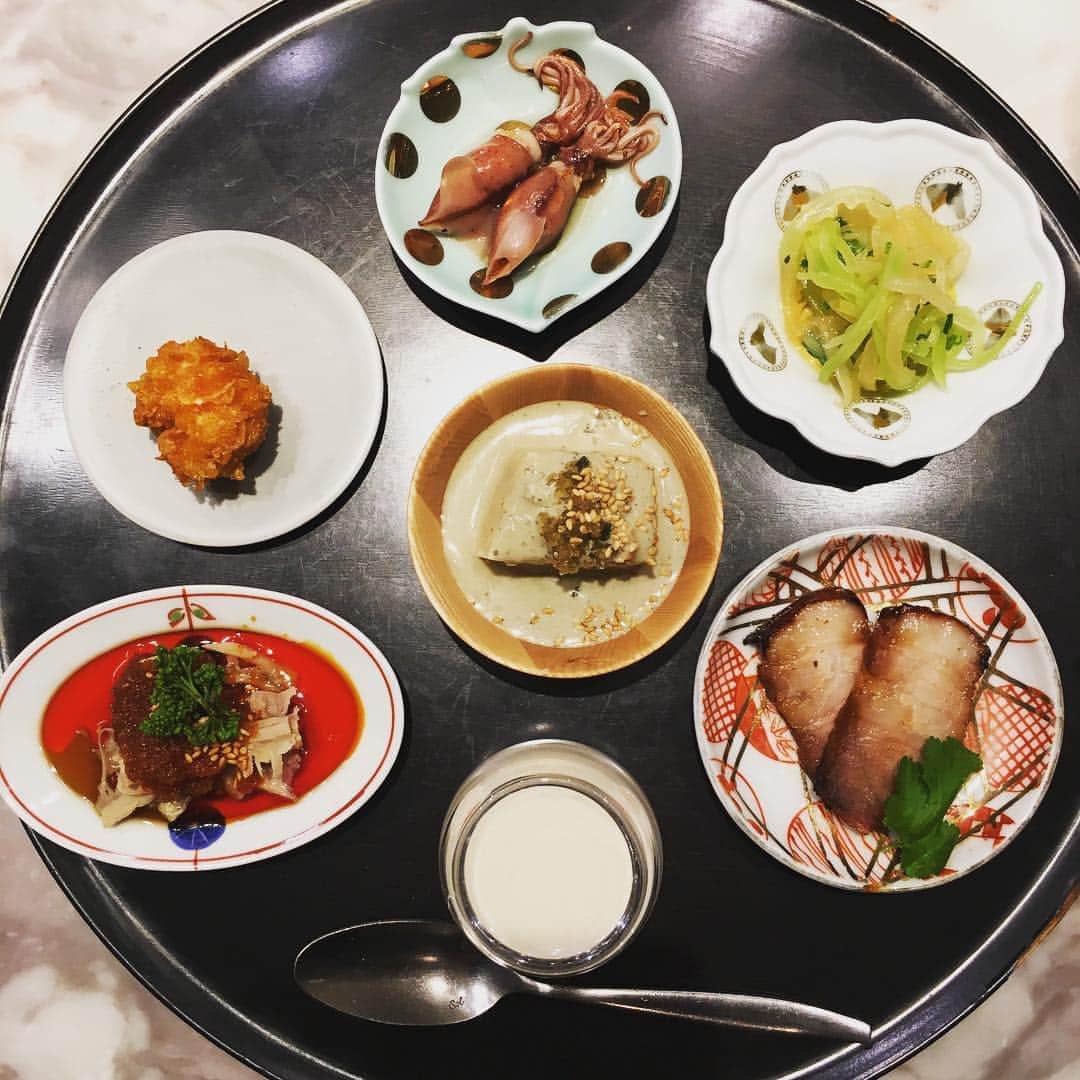 志摩有子さんのインスタグラム写真 - (志摩有子Instagram)「大分からやってきた食いしん坊仲間のリクエストでマサズキッチンへ。こちらの前菜盛り合わせはいつ来ても楽しい。今日はふきのとうの冷製スープが素晴らしかった。食いしん坊も大満足。 @yukiko121572」3月30日 21時57分 - ariko418