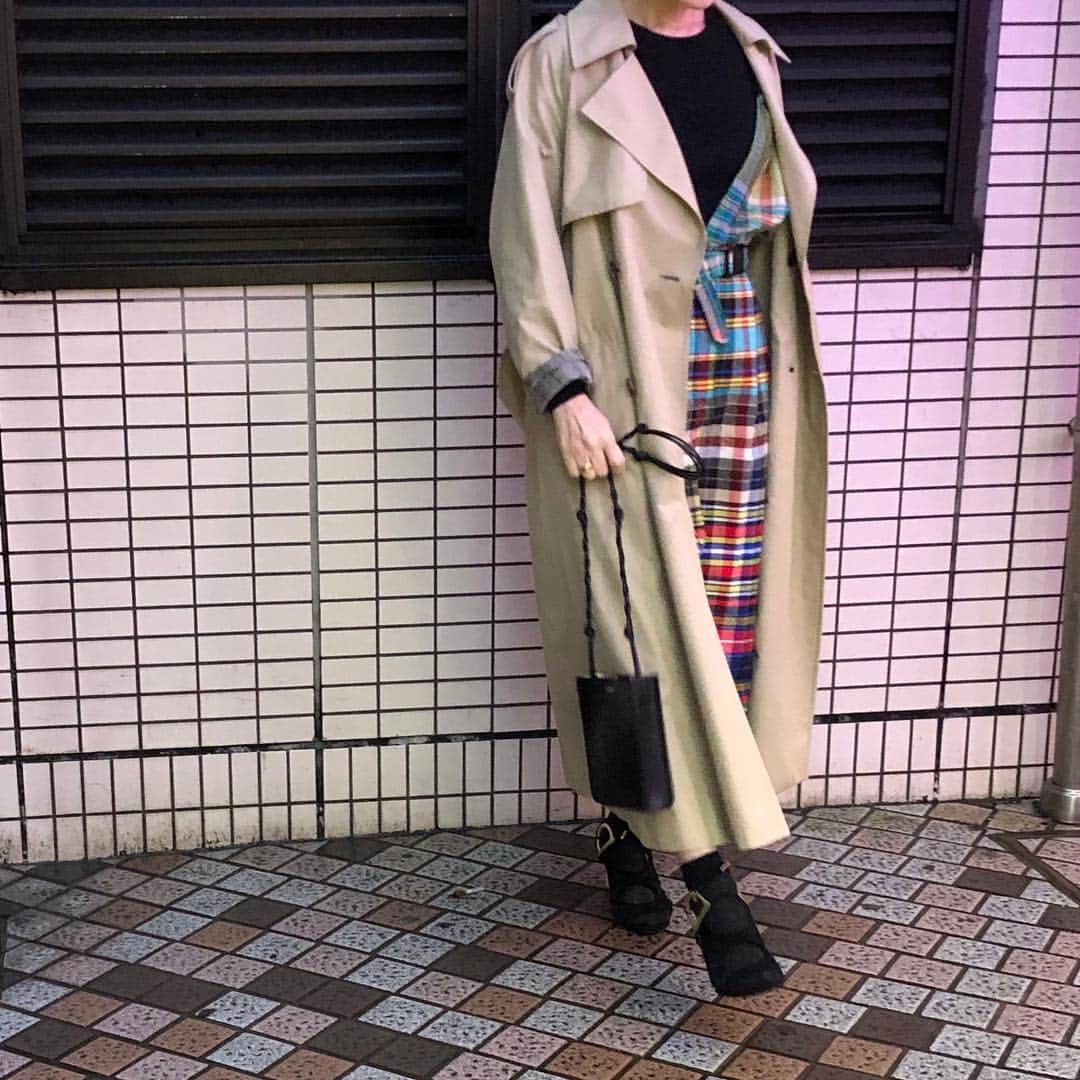 chikako0824のインスタグラム：「今日のコーデ。 くつ下にサンダル合わせが大好き。 雨の日は靴、困ります。濡れないように地下ばかり歩いてました。  #ebure  #drisvannoten  #salvatoreferragamo  #jilsander  #エブール  #ドリスヴァンノッテン  #サルヴァトーレフェラガモ  #ジルサンダー  #50代コーデ」