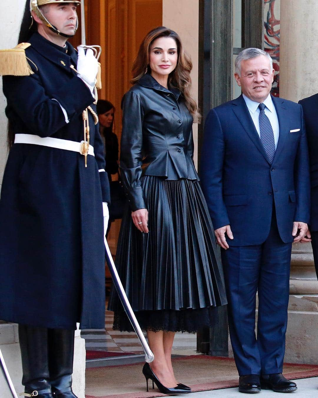 エルマンノシェルヴィーノさんのインスタグラム写真 - (エルマンノシェルヴィーノInstagram)「Her Royal Majesty Queen Rania of Jordan (@queenrania) in a #ErmannoScervino black leather shirt and pleated skirt at the Élysée Palace in Paris. #ScervinoPeople . . #QueenRania #HerRoyalMajesty #QueenRaniaOfJordan #Jordan #Paris #springsummer #sscollection #ss19 #leatherskirt」3月30日 21時50分 - ermannoscervino