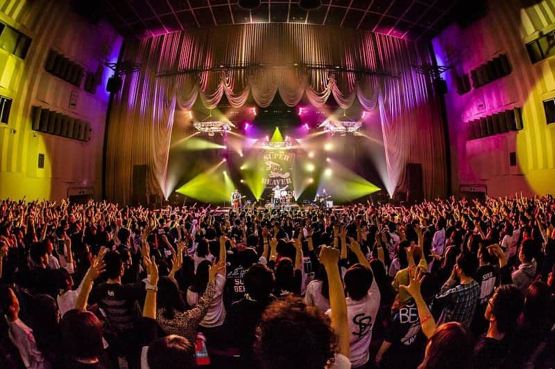 藤原広明さんのインスタグラム写真 - (藤原広明Instagram)「都会のラクダ“ホール＆ライブハウス”TOUR 2019〜立ちと座りと、ラクダ放題〜  中野サンプラザ Day2  中野のあなたにびっくらぶっ！！🦍🦍🦍🦍 photo by @cazrowAoki」3月30日 21時52分 - hiroaki_drums_superbeaver