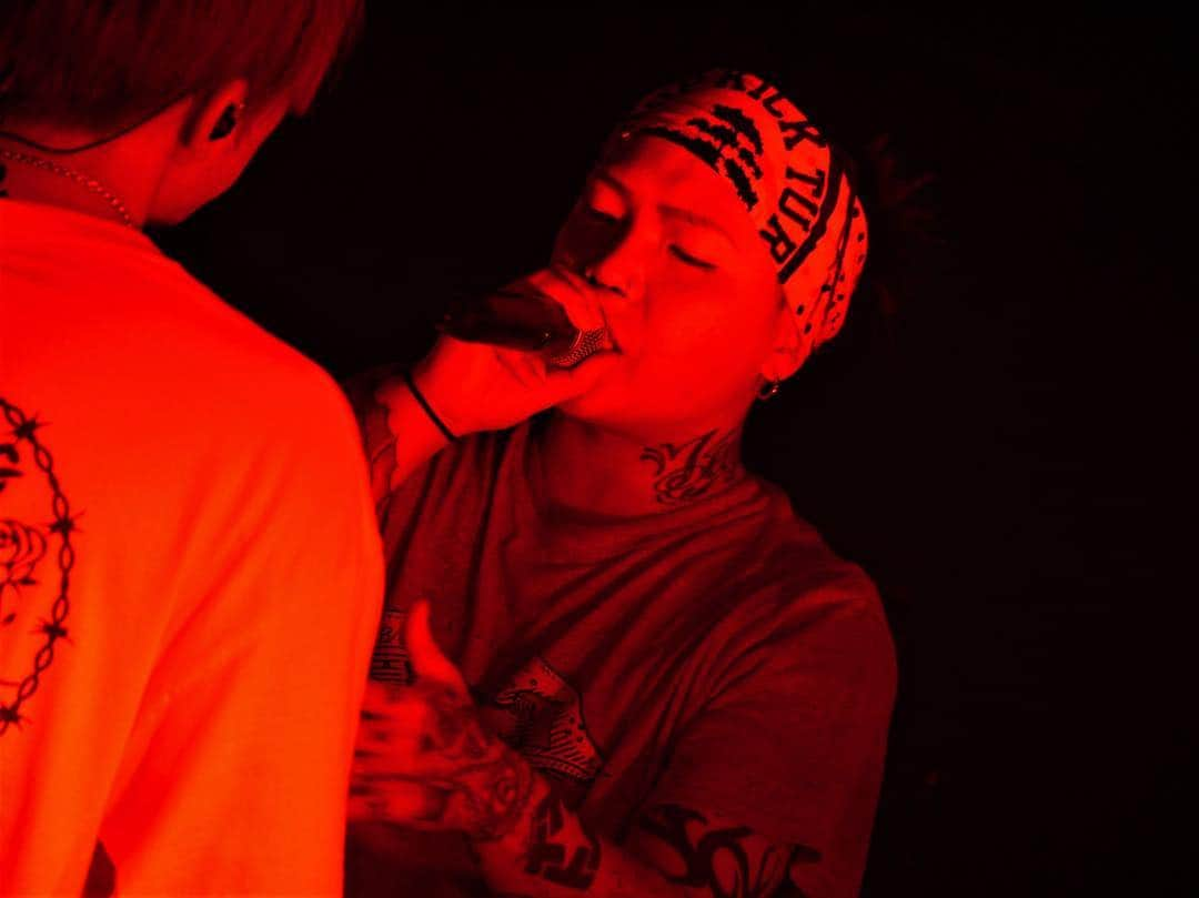 TEEDAさんのインスタグラム写真 - (TEEDAInstagram)「With Kenji on the stage!  #backon #teeda #kenji03 #rock #hiphop #jhiphop #rockband #jrockband #rap #jrap #bringthenoise #tokyo #adachi #tattoo #punk #mixture  #lyricist #trackmaker #composer #songwriter #tstar #avex #avexmanagement #anime #anison #animethemesong #tokyojapan #chopkickturn」3月30日 21時58分 - teeda_bo