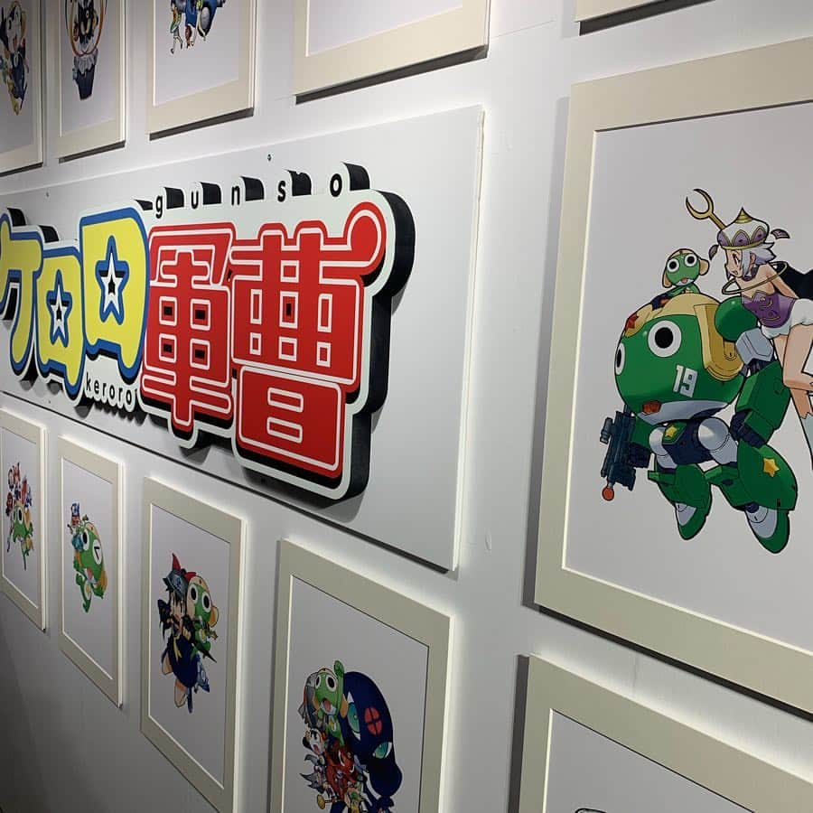 名古屋パルコさんのインスタグラム写真 - (名古屋パルコInstagram)「【西館6F パルコギャラリー】 『ケロロ展 IN ARENA 758』 開催中であります！ . 開催期間:3/30(土)〜4/14(木) . 本展では、ケロロ軍曹のイラスト原画約150点に加え、約20名の著名作家によるトリビュートイラストを展示します🌟 . さらに、原画を忠実に再現した著者：吉崎観音氏のサイン入り複製画（アートグラフ）や、先行で描き下ろしイラストを使ったキーホルダーや缶バッチなども販売！ . また、ケロロ軍曹役を演じられた声優の渡辺久美子さんのボイスガイダンスが体験できます🎧 . この機会にしか見られない貴重な作品もございますので、是非ご来場ください！ . 詳しくは名古屋パルコHPをご覧下さい😊 . #ケロロ軍曹 #ケロロ展 #ケロロ展inarea758 #ケロロ #ギロロ伍長 #タママ #グルル #ドロロ兵長 #吉崎観音 #名古屋パルコ #名古屋PARCO #nagoyaparco #名古屋 #nagoya  #栄 #矢場町」3月30日 21時54分 - parco_nagoya_official