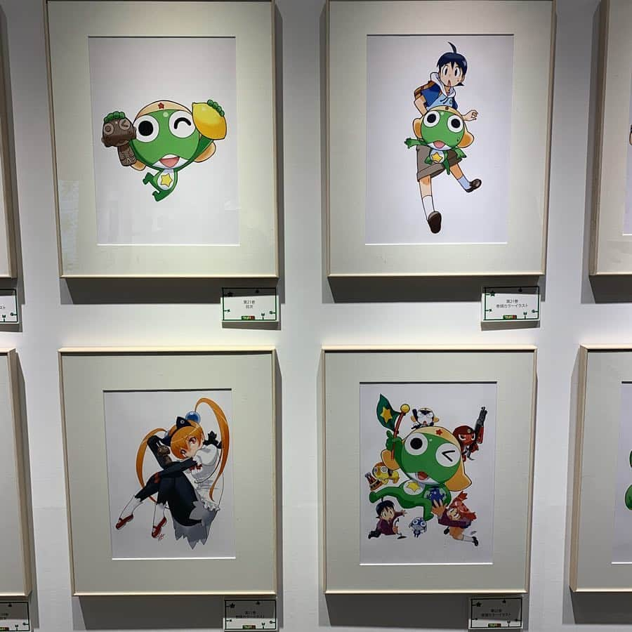 名古屋パルコさんのインスタグラム写真 - (名古屋パルコInstagram)「【西館6F パルコギャラリー】 『ケロロ展 IN ARENA 758』 開催中であります！ . 開催期間:3/30(土)〜4/14(木) . 本展では、ケロロ軍曹のイラスト原画約150点に加え、約20名の著名作家によるトリビュートイラストを展示します🌟 . さらに、原画を忠実に再現した著者：吉崎観音氏のサイン入り複製画（アートグラフ）や、先行で描き下ろしイラストを使ったキーホルダーや缶バッチなども販売！ . また、ケロロ軍曹役を演じられた声優の渡辺久美子さんのボイスガイダンスが体験できます🎧 . この機会にしか見られない貴重な作品もございますので、是非ご来場ください！ . 詳しくは名古屋パルコHPをご覧下さい😊 . #ケロロ軍曹 #ケロロ展 #ケロロ展inarea758 #ケロロ #ギロロ伍長 #タママ #グルル #ドロロ兵長 #吉崎観音 #名古屋パルコ #名古屋PARCO #nagoyaparco #名古屋 #nagoya  #栄 #矢場町」3月30日 21時54分 - parco_nagoya_official