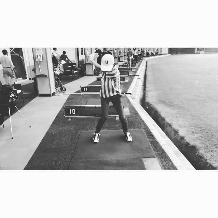 のインスタグラム：「. . 次にラウンド回れるのはいつかなー⛳️ . 秋くらいには行けたらいいなぁ🥰💜 . . . #ゴルフ女子 #ゴルフバカ もう#ゴルフ初心者 と言えないかな🥺 #スイング動画 #打ちっ放し」
