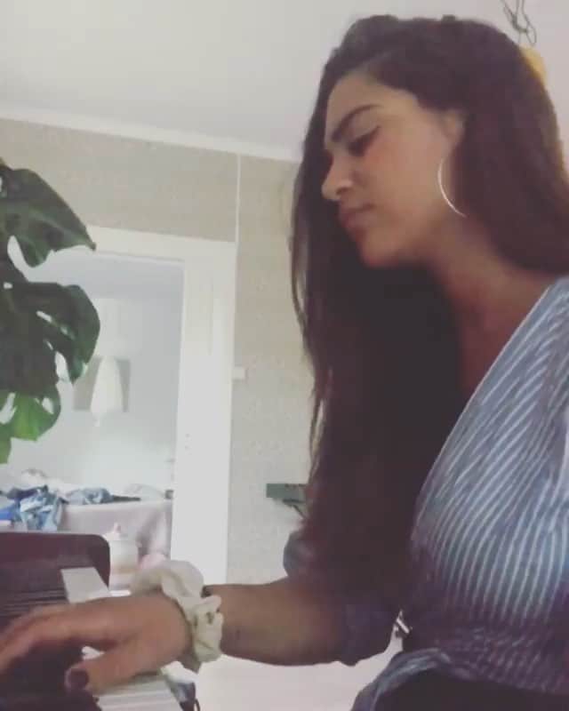 Claudia Leitteのインスタグラム：「Minha amiga, @nicoletouma, que flutua e te leva junto, canta ainda mais lindo quando está louvando a #YESHUA, O NOME sobre todo nome! Te amo, Nic!  A música é #SpiritBreakout, do #Hillsong ——————————————————————————— My friend, @nicoletouma, who floats and takes you along, sings even more beautifully when she’s praising #YESHUA, THE NAME above every name! Love u, Nic!!!」