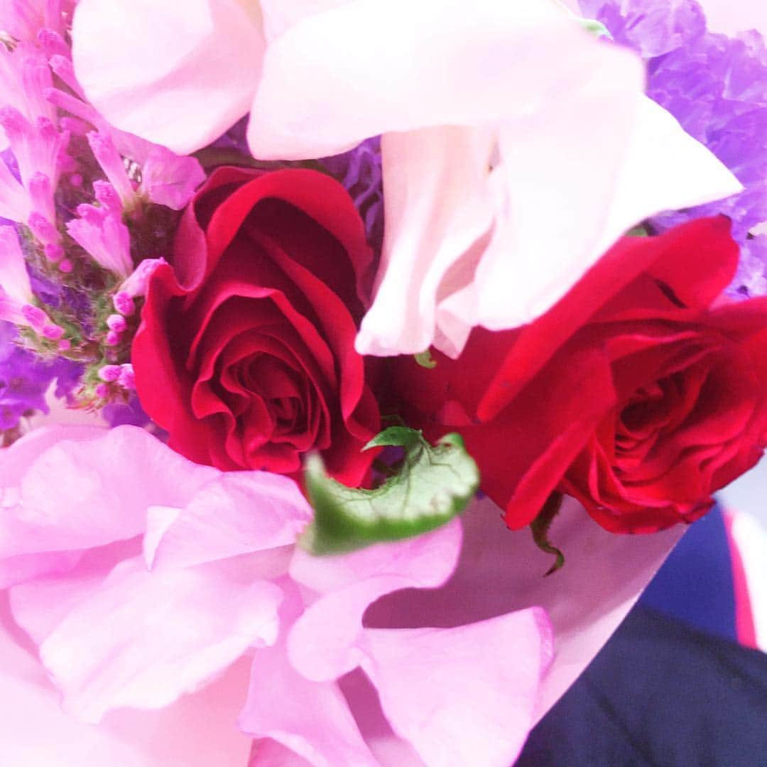 甲斐まり恵さんのインスタグラム写真 - (甲斐まり恵Instagram)「映画の打ち上げ🎬 素敵なお花をいただきました✨  お花はとっても嬉しいですね。 お部屋に小さいサボテンちゃんがいまして ベランダのお花にも適宜水やりをしています。どんな作品になるのか、どんな方々にどんな風に映るのか、とっても楽しみです✨ スタッフキャスト沢山の方々に感謝です。  #映画 #打ち上げ #お花 #嬉しい #pizza #たらふく #ごちそうさまでした #ありがとうございました #感謝感激 #ありがとう #久々に #乾杯 #作品 #楽しみ #俳優 #わくわく #ドキドキ #💞 #vistar」3月30日 21時59分 - marie_kai_0613