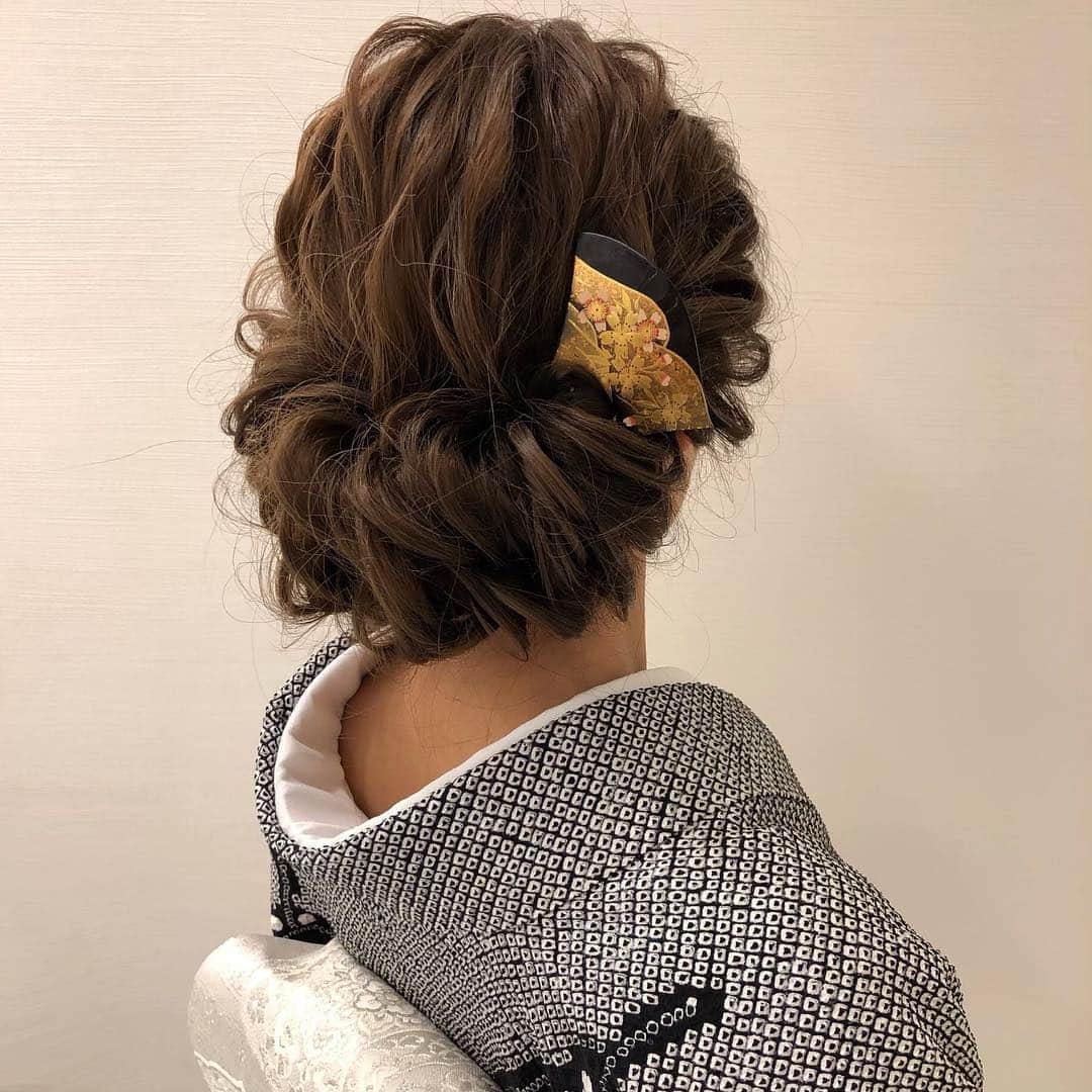 のインスタグラム：「先日のお客様。 和装にボリュームギブソンタック。  #ヘアメイク #ヘアセット #ヘアアレンジ #ヘアスタイル #銀座#美容師 #ウェディング#ウェディングヘア #ブライダル#ブライダルヘア #結婚式#プレ花嫁#花嫁#前撮り#着物#浴衣 #シニヨン#ダウン#ダウンスタイル#編み込み#ヘアメイクリハーサル #bride#bridehair#bridal#updo#upstyle」