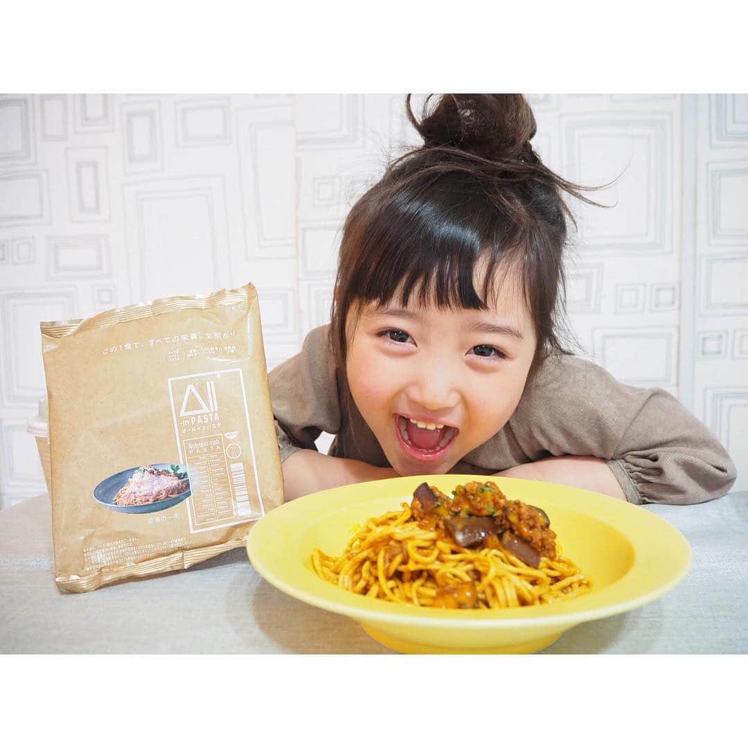 Kyooonさんのインスタグラム写真 - (KyooonInstagram)「お休みの日のお昼ご飯は娘と一緒に作れるものや簡単に出来る麺類が多め🍝🤤﻿ ﻿ ﻿ 「この1食で、全ての栄養、全部どり。」﻿ という、ズボラな私にぴったりの栄養満点パスタが日清から新発売！！ビタミン、ミネラル等の茹でる過程で失われてしまう栄養素もパスタの中にギュッ閉じこめられていて、一日に必要なすべての栄養素が入っていてこの1食で1/3がとれるそうで驚き🤭🍝﻿ ﻿ ﻿ 娘の乾麺に好きなソースをかけるタイプで大好きなミートソースを。私のジェノベーゼはお湯をかけるだけの簡単調理タイプ🍲﻿ 味も栄養食とは思えないくらい本格的であっぱれです😳👏安全で美味しいから長女も喜んで食べた♡﻿ ﻿ ﻿ 食感はパスタとラーメンの間な感じかな😍﻿ 超話題で爆売れみたい🤯﻿ こりゃ平成最後に凄いのが出たよ。。。﻿ もうすぐ元号発表されますね✨﻿ #オールインパスタ#日清食品#完全栄養食﻿#PR#簡単ごはん」3月30日 22時02分 - fancykyon