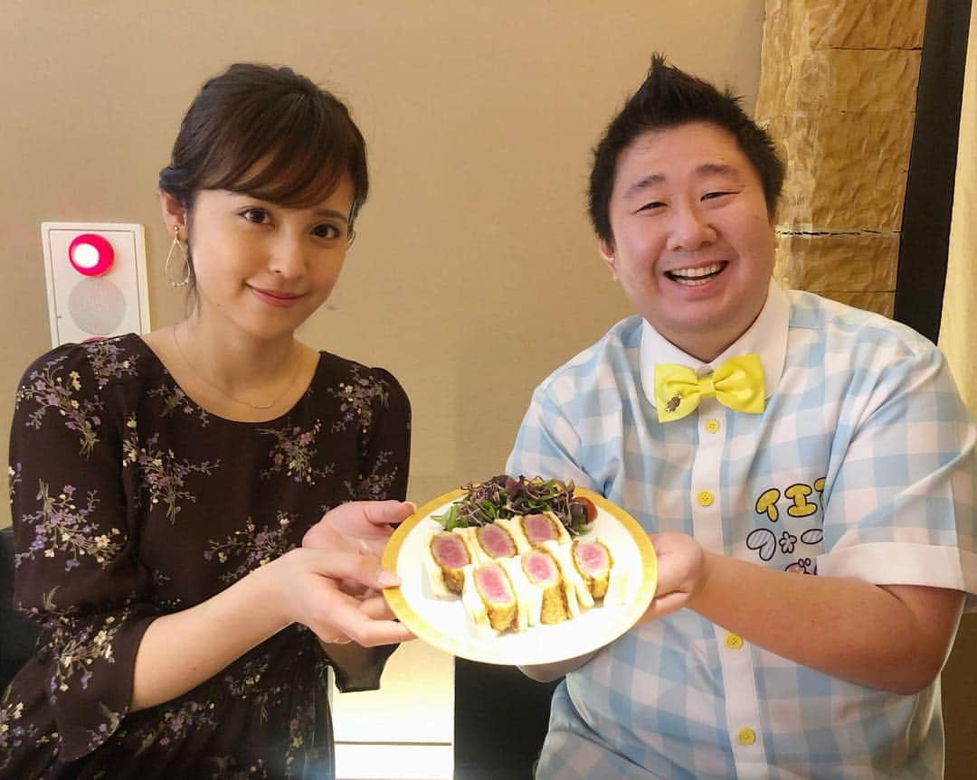 久慈暁子さんのインスタグラム写真 - (久慈暁子Instagram)「* 3月31日(日) お昼12:00〜 『 飯テラー1 グランプリ 』放送です🌷 テレビ軍とネット軍が トークと写真のみで、 審査員のお腹を空かせるという バトルを繰り広げます🍽 * 番組でご一緒した #フォーリンデブはっしー さんと オススメのビフカツサンド🍖 * SUSURU TV の #SUSURU さん オススメの黄金の塩ラーメン🍜 そしてまたまたyoutubeに 出させていただきました！ https://m.youtube.com/watch?v=CJC2nb2erxM ぜひご覧ください！ * #飯テラー #飯テロ」3月30日 22時05分 - kuji_akiko