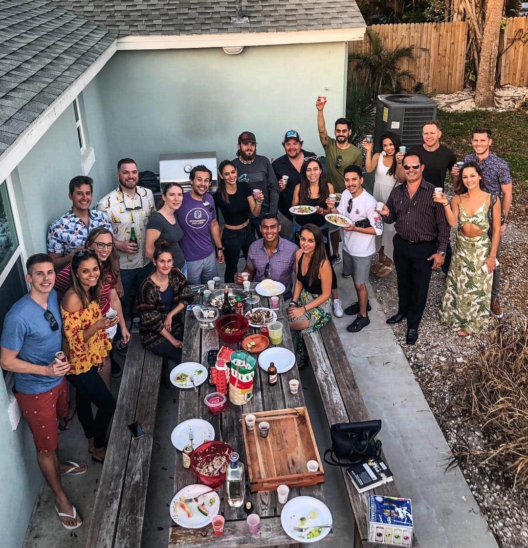 ヴァレンティン・トーマスさんのインスタグラム写真 - (ヴァレンティン・トーマスInstagram)「What a night with incredible people! When I decided to make an open invite for a tacos night at my house on Instagram I had no clue what to expect (project X maybe). Most people thought I was crazy haha, but not only did I get to meet amazing, kind and interesting people, but I got to make new friends (about 35 people ended up showing up, some even coming all the way from Daytona!). Thank you @garyvee to have provided @empathywines for the evening and of course @traegergrills Never buying another BBQ again. And of course thank you to my roommate to have been so cool about my crazy idea @austinjamesmichael  Thank you guys so much for coming!!!! Definitely doing that again!! #community #sharing #caring #food #bbq #meals #garyvee @teamgaryvee」3月30日 22時05分 - valentinethomas