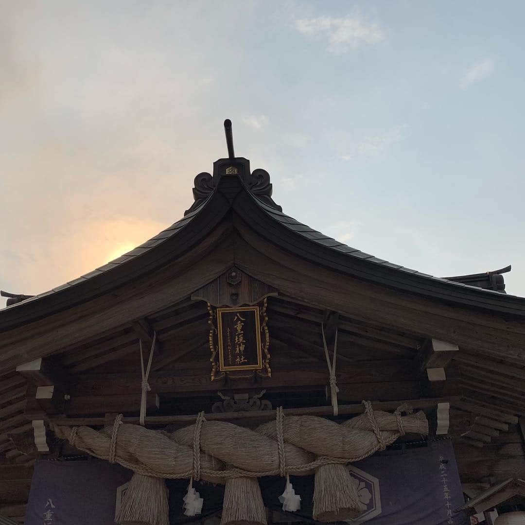 海月咲希のインスタグラム：「縁結びの神社。この紙が15分以内に落ちるといいらしい。水が透き通ってて神聖な場所だったなぁ。 #島根 #しまねカミコン #八重垣神社 #縁結び #神聖な場所」