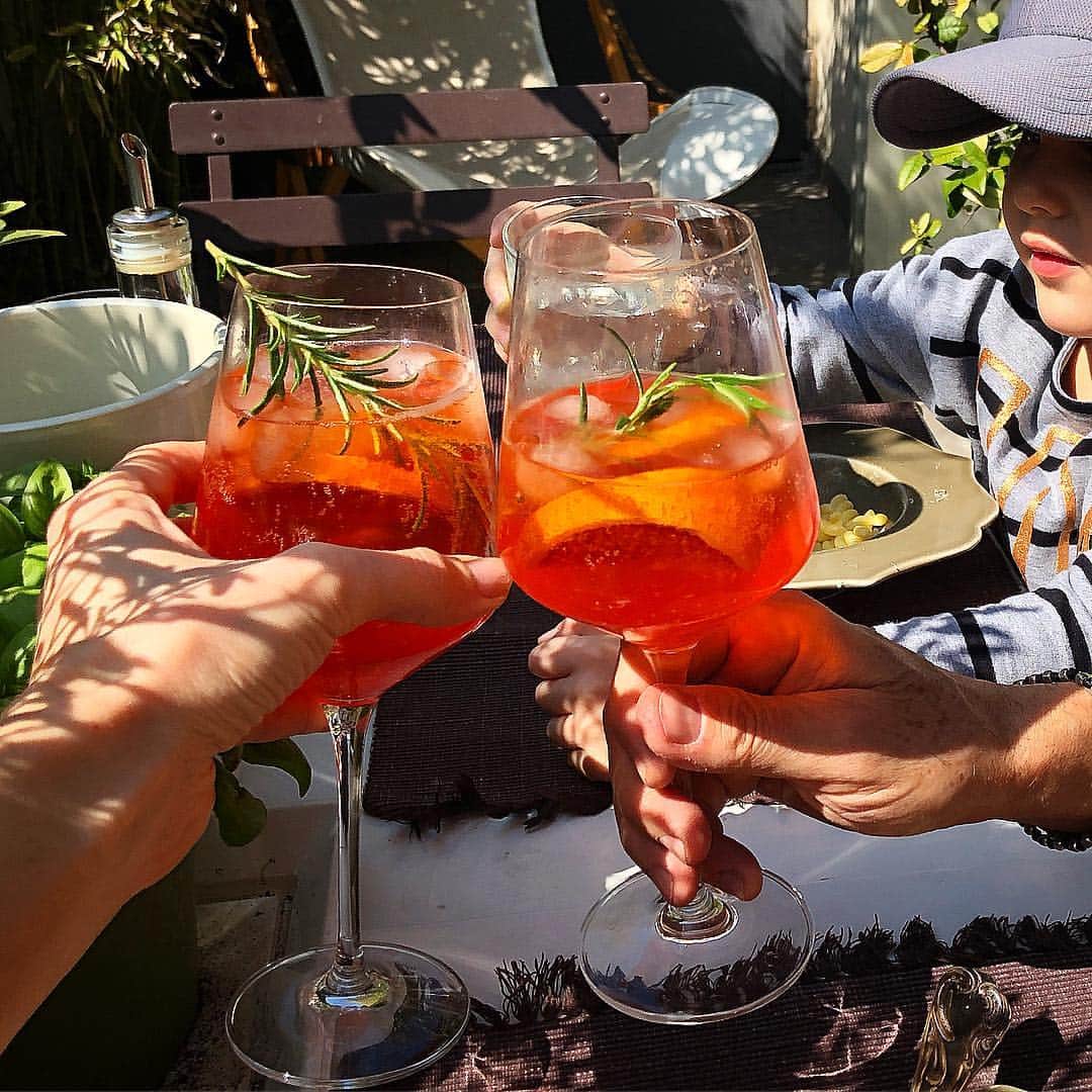 エンリーベグリンのインスタグラム：「Have a nice weekend!! Cin-cin 🚹🤭. #henrybeguelin#happy#time#」